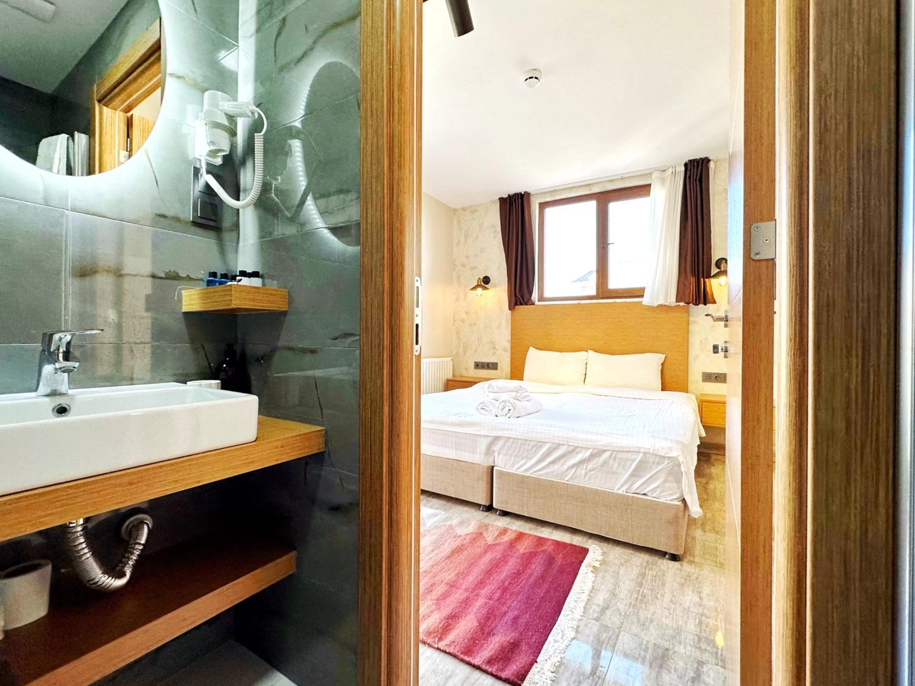 Bathroom, Bed in Sultan Pier Hotel