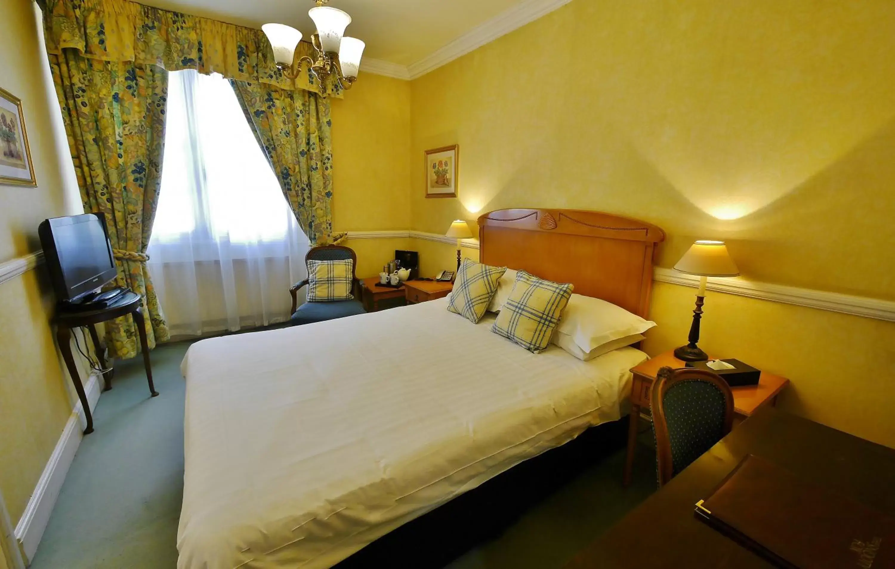 Compact Double Room in The Snooty Fox