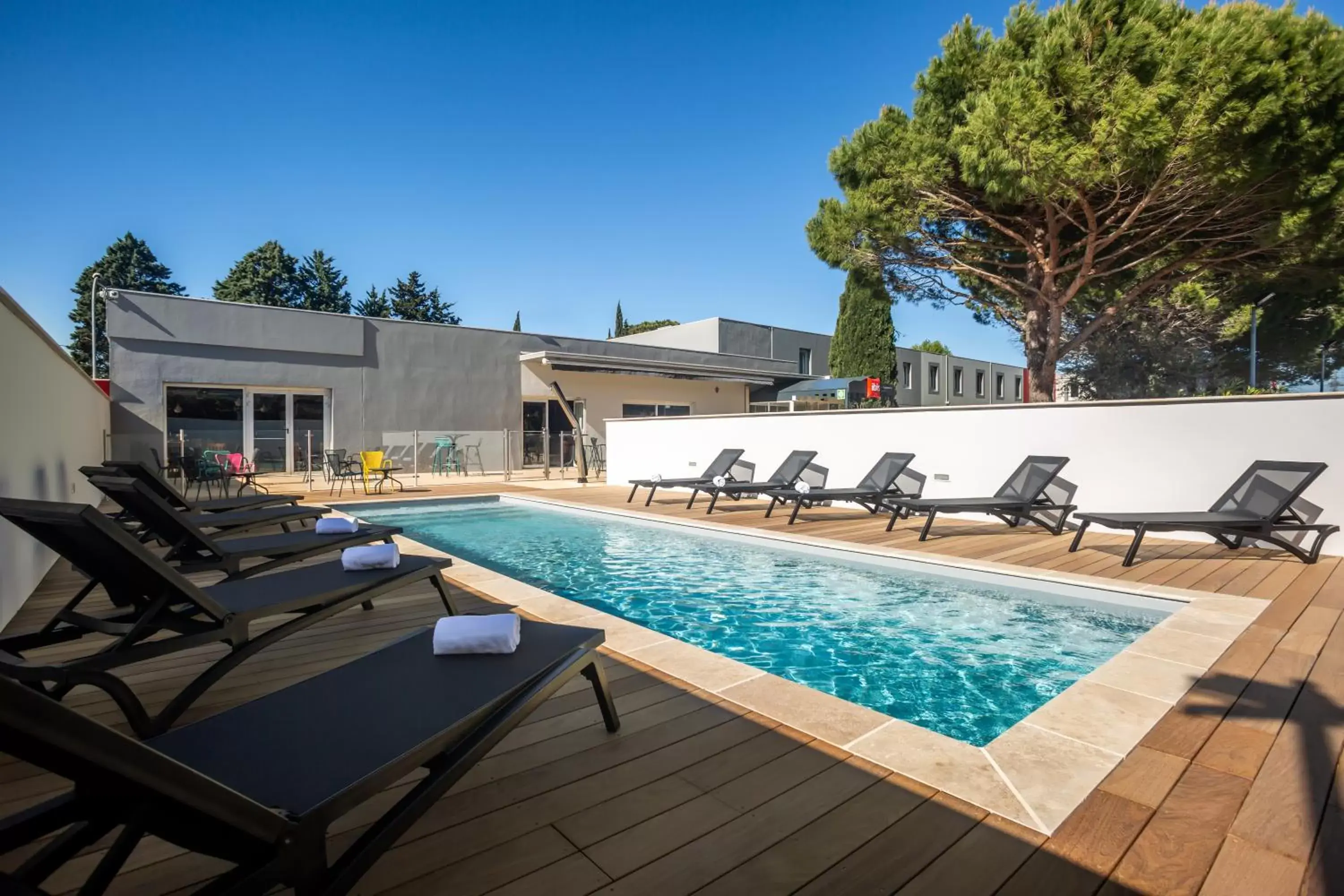 Swimming Pool in ibis Carcassonne Est la Cité