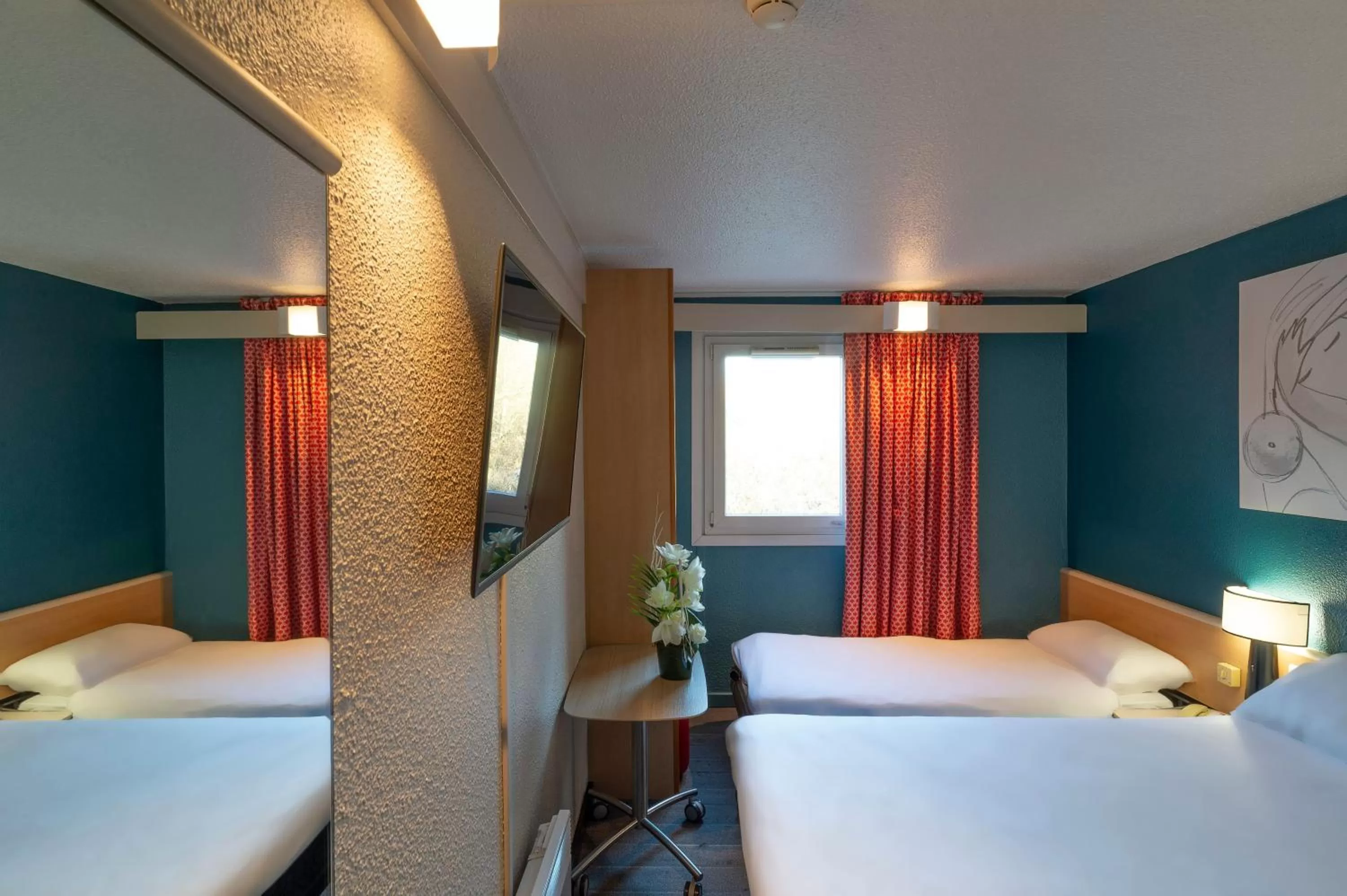 Standard Room with 1 double bed and 1 single bed in B&B HOTEL Lille Villeneuve d'Ascq Grand Stade