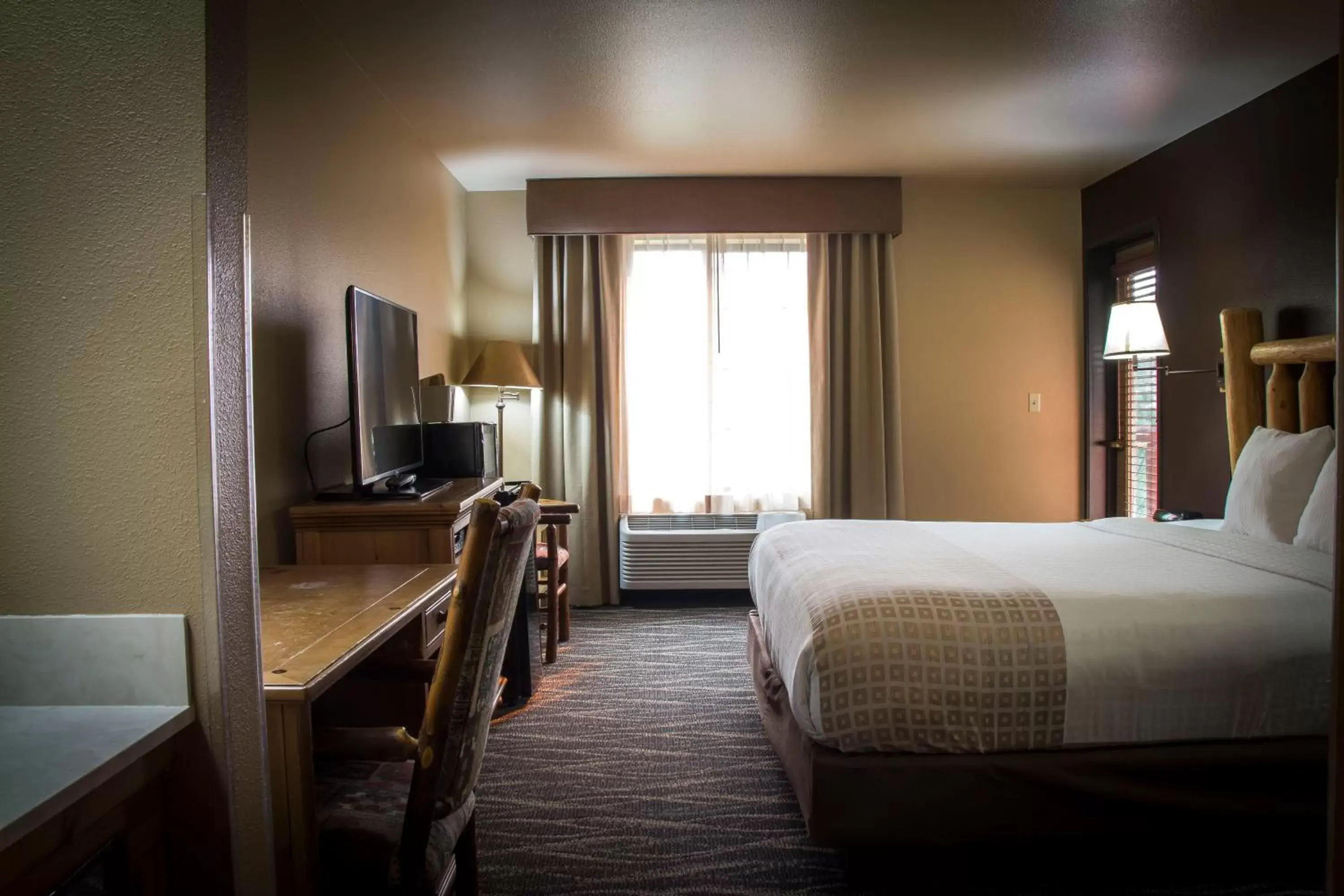 Bedroom, TV/Entertainment Center in Bitterroot River Inn and Conference Center