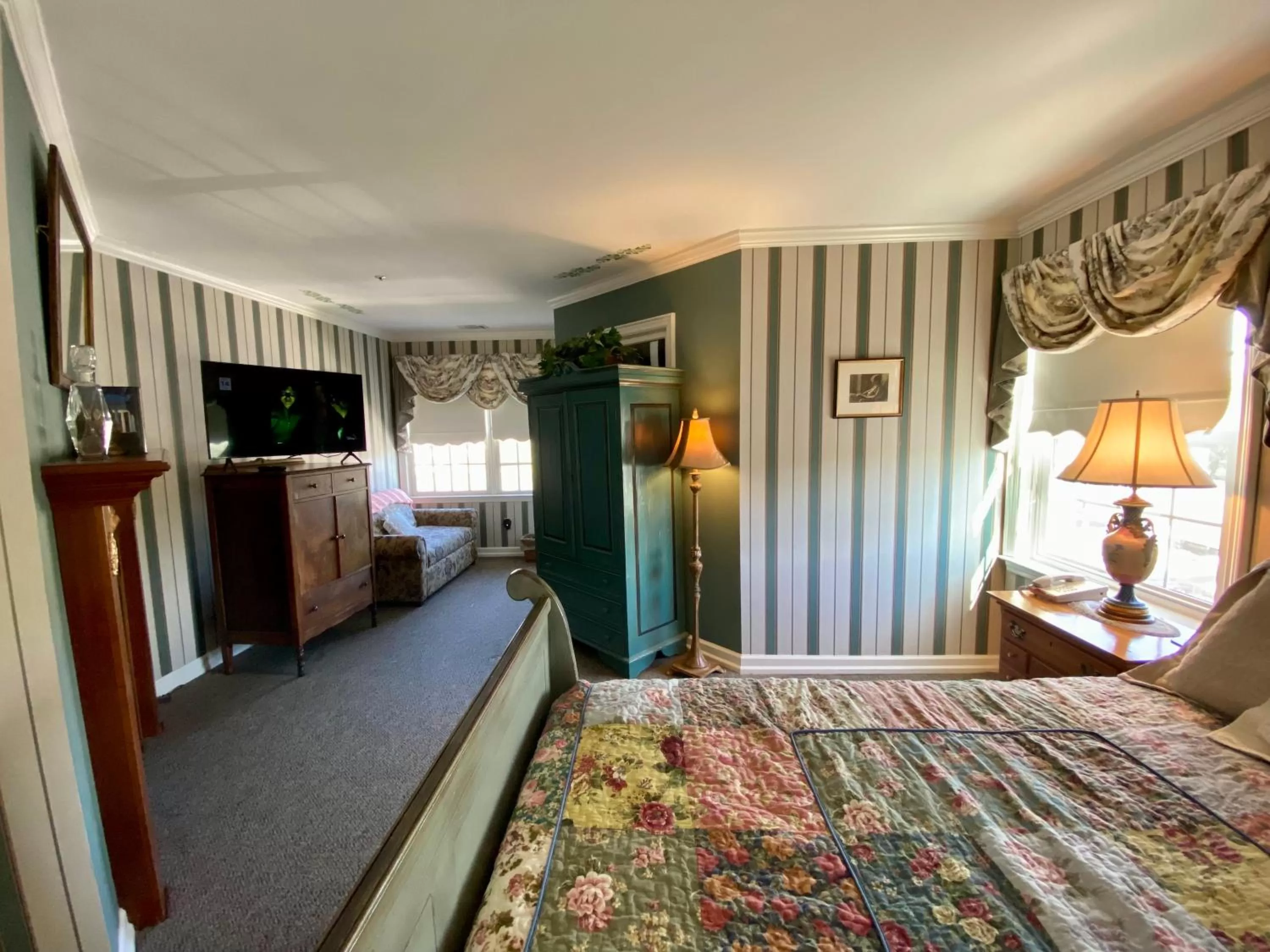 Photo of the whole room, Bed in The Cypress Inn