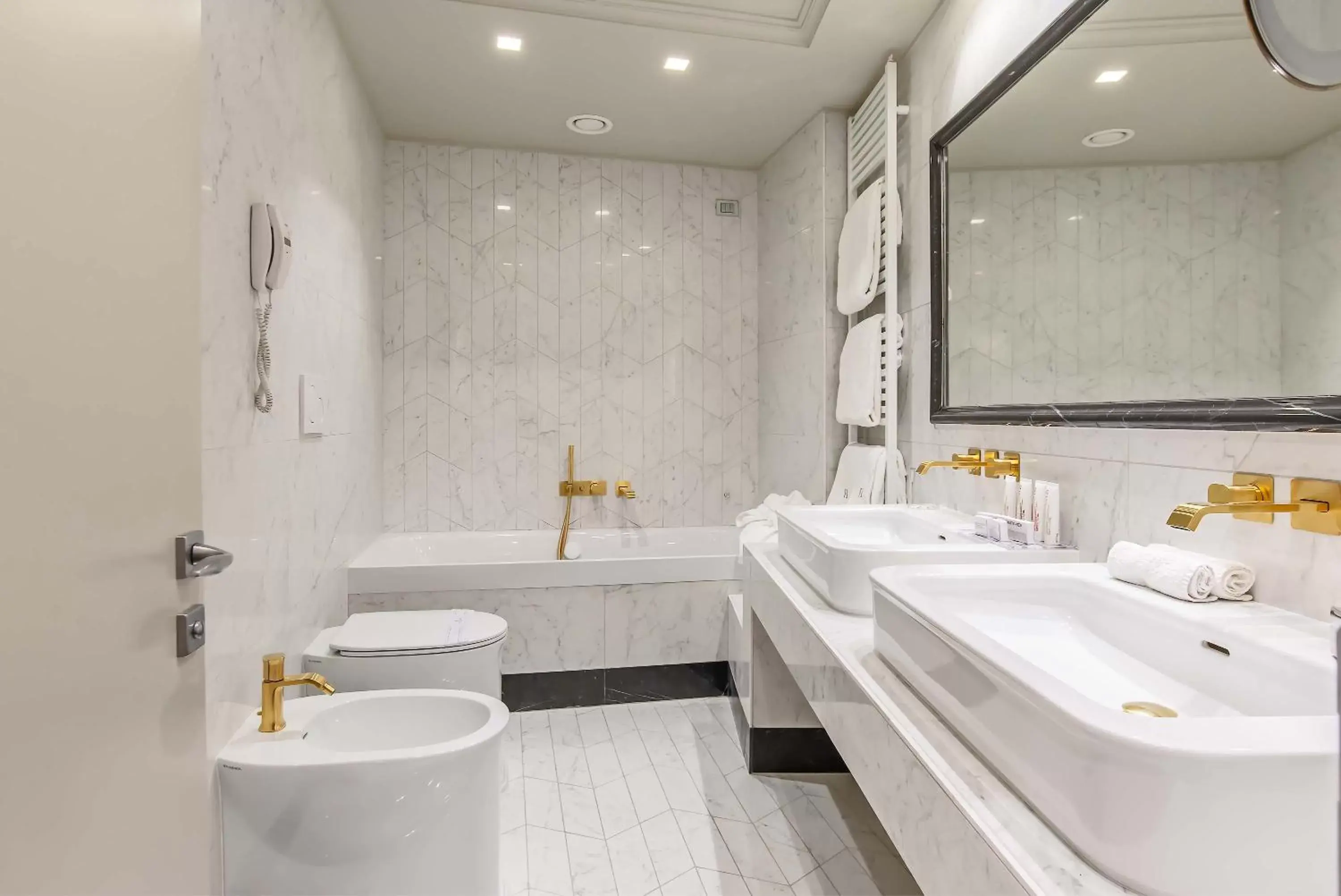Bathroom in Hotel Lunetta