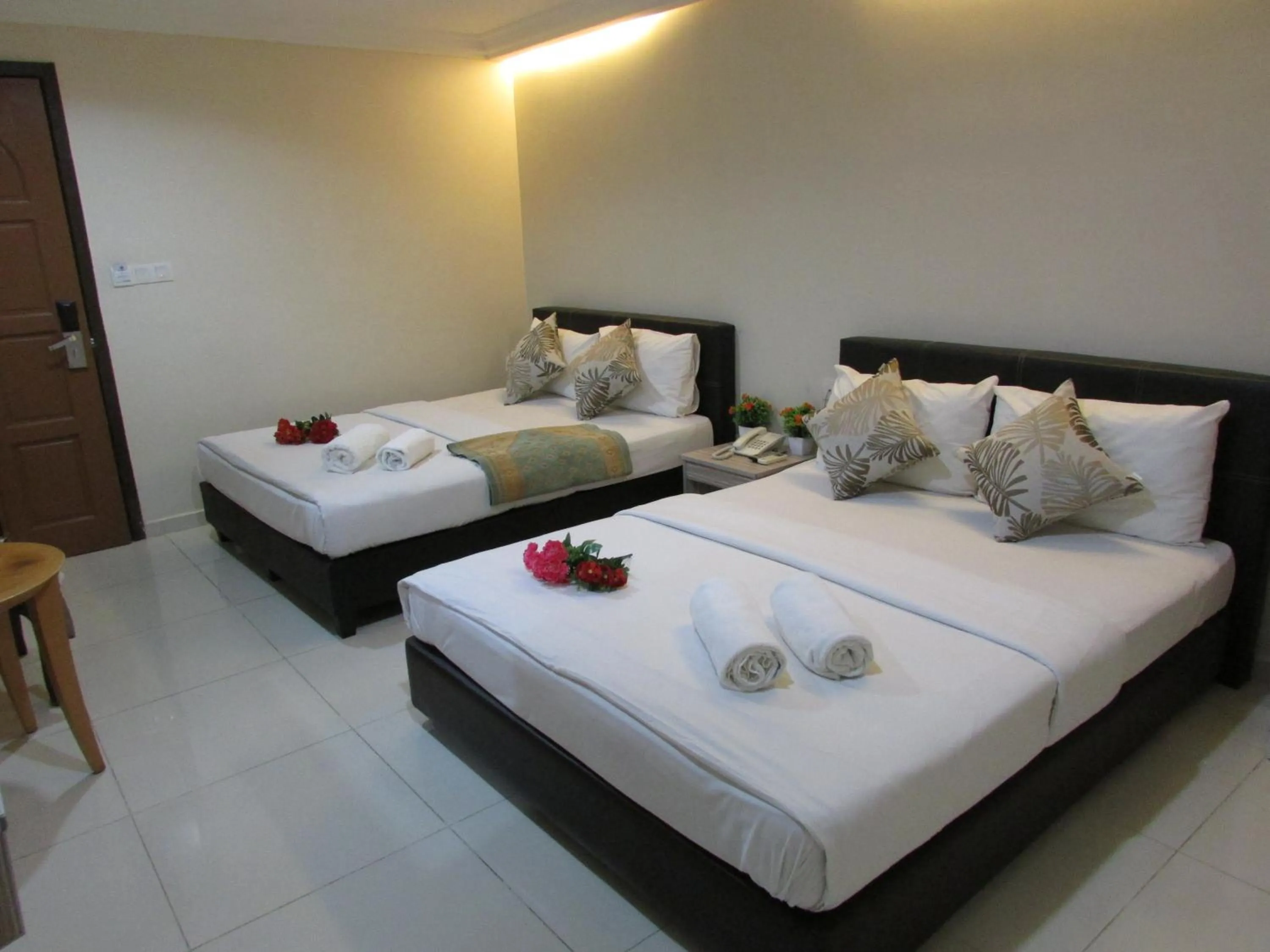 Bedroom, Bed in Safari Hotel