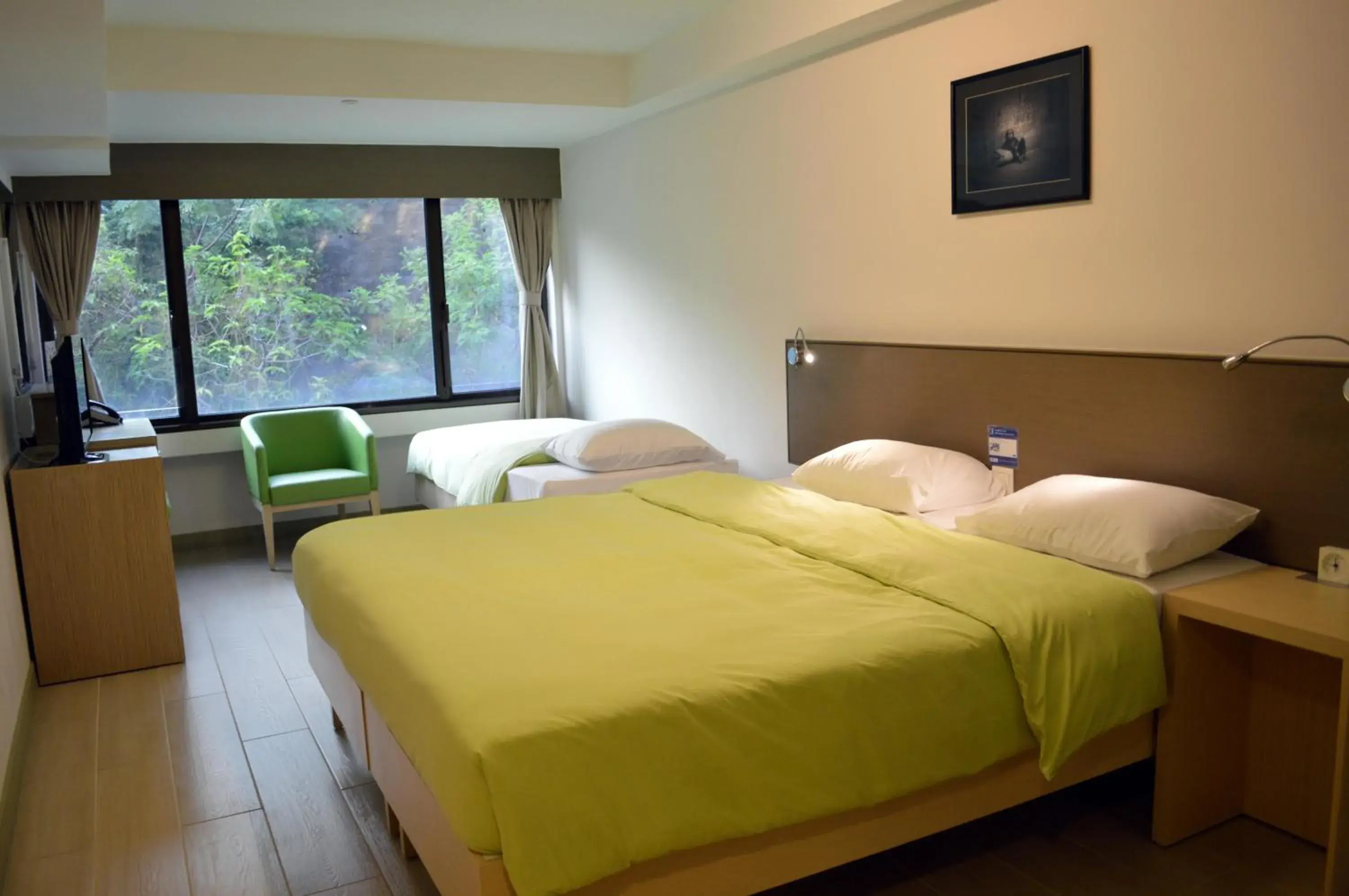 Triple Room with 1 Double and 1 Single Bed in Yha Mei Ho House Youth Hostel