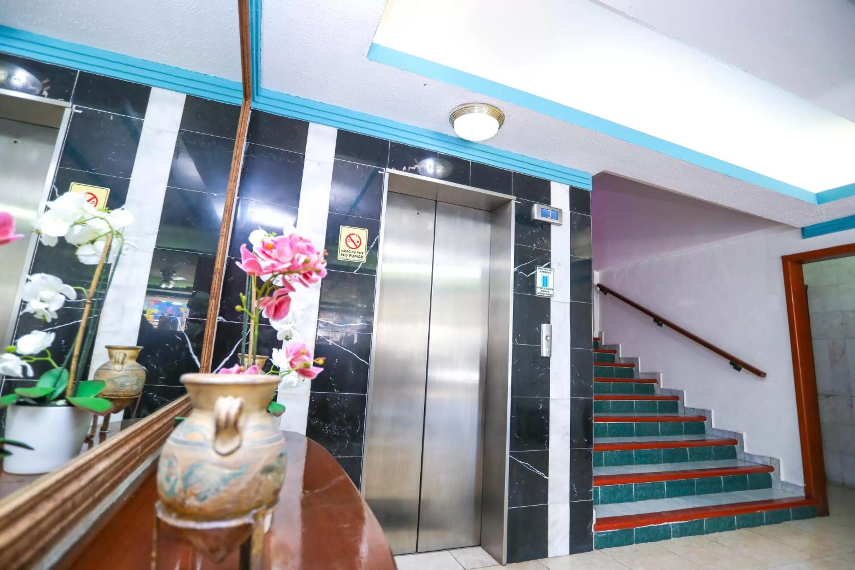 elevator in Hotel Avenida Cancun