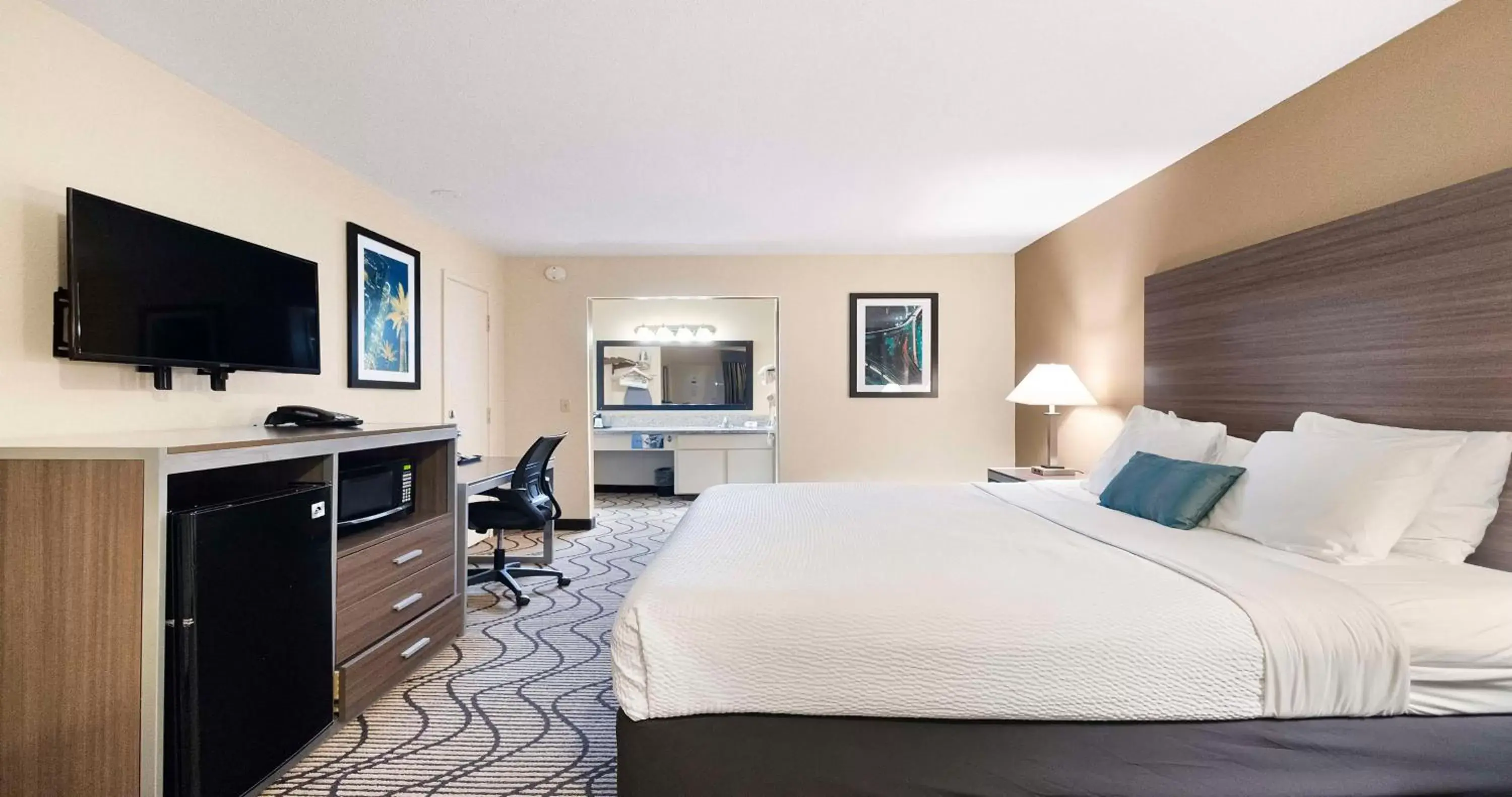 Bedroom in SureStay Plus Hotel by Best Western Sacramento North