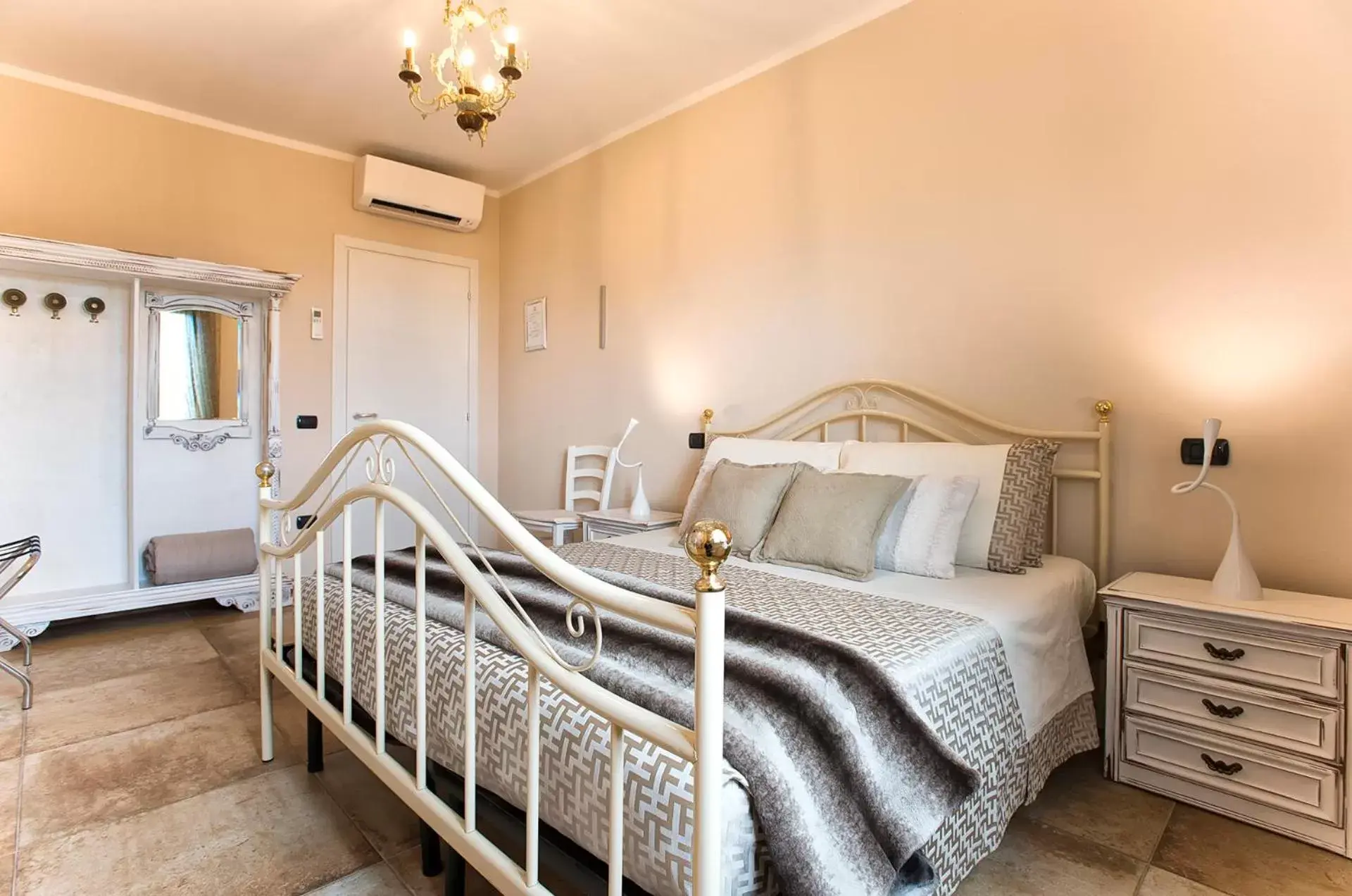 Double Room with Private Bathroom - single occupancy in Villa Malvasio - Piscina & Suite Idromassaggio Double Room with Private Bathroom - single occupancy in Villa Malvasio - Piscina & Suite Idromassaggio