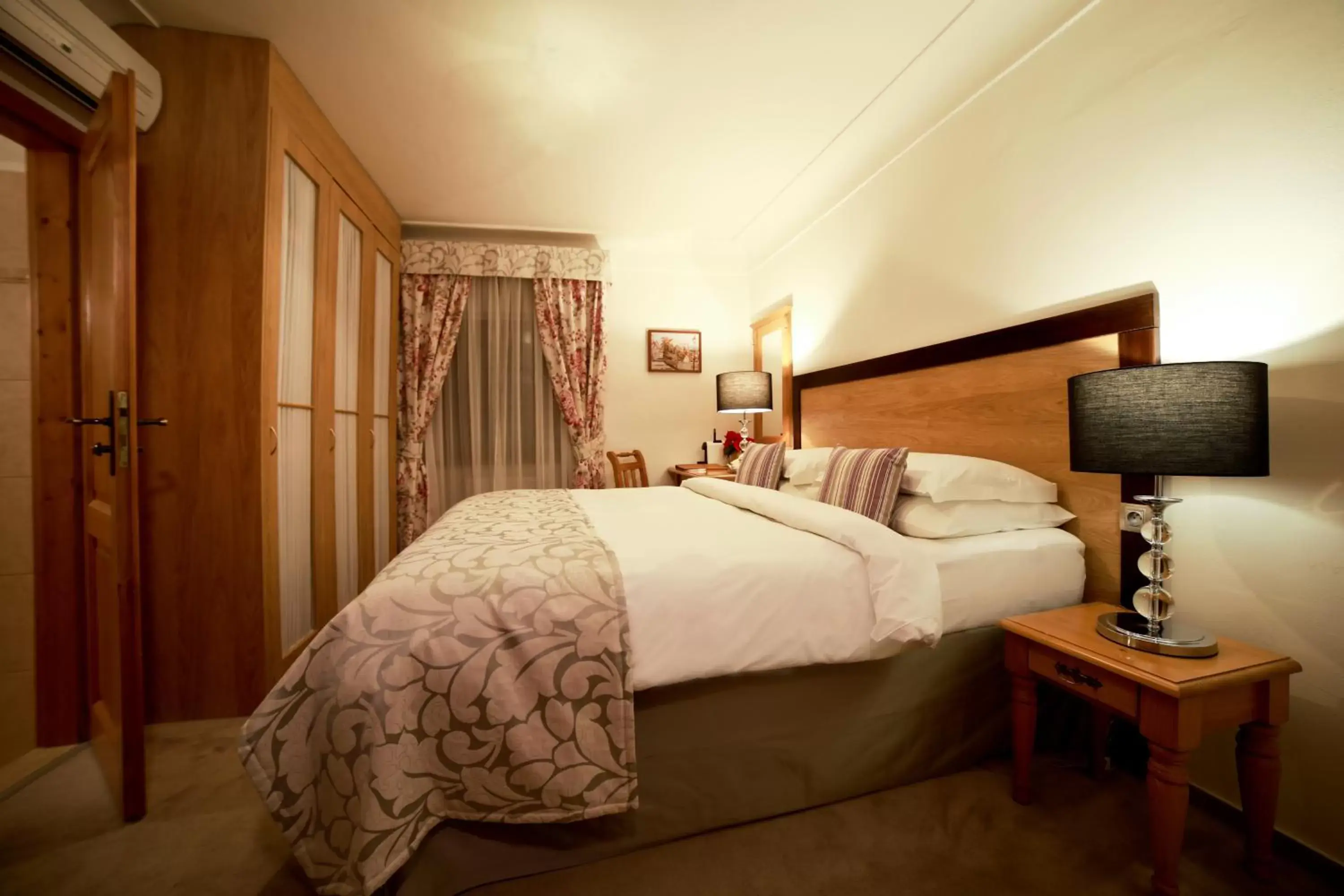Photo of the whole room, Bed in Questenberg Hotel