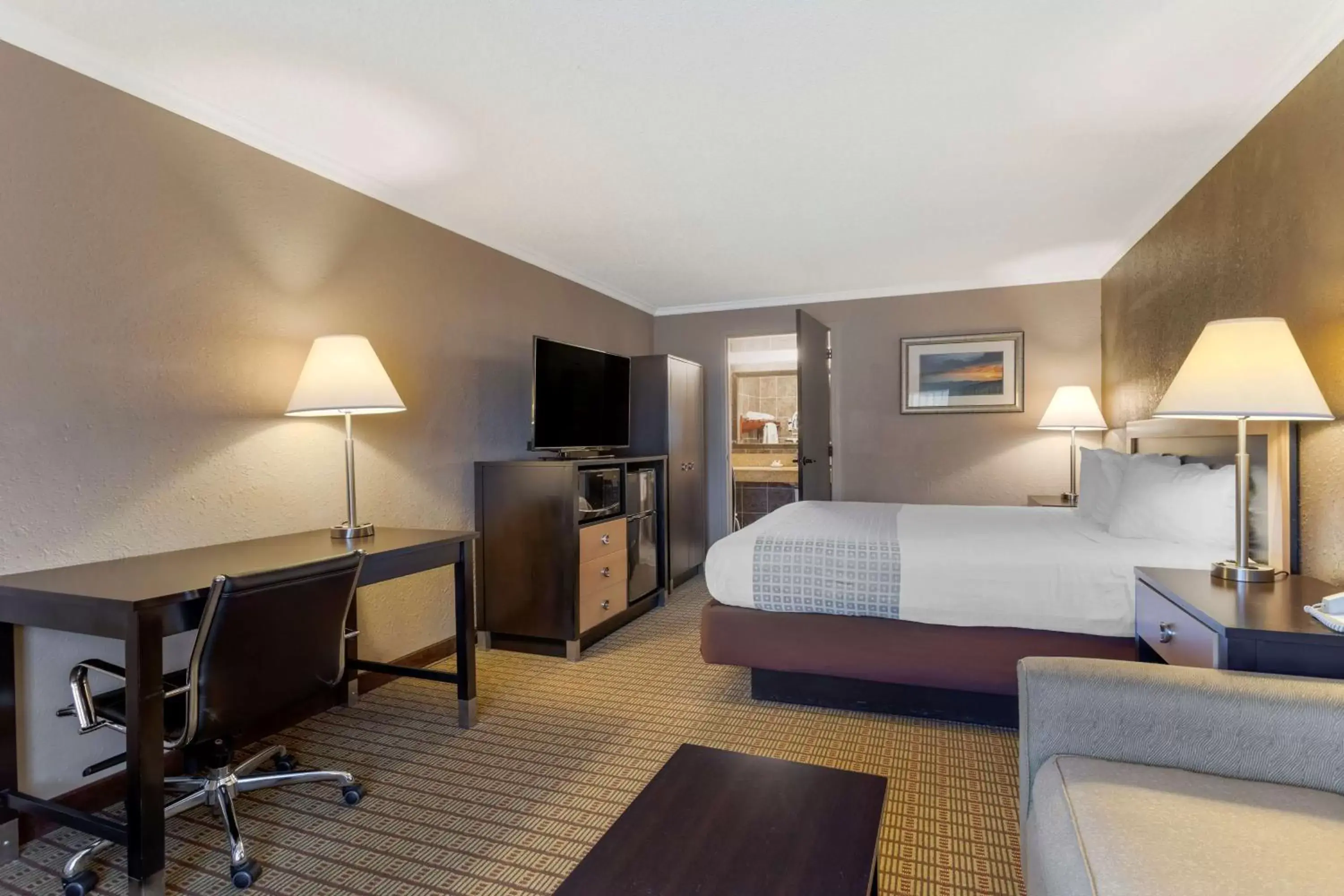 Bedroom in Best Western Smoky Mountain Inn