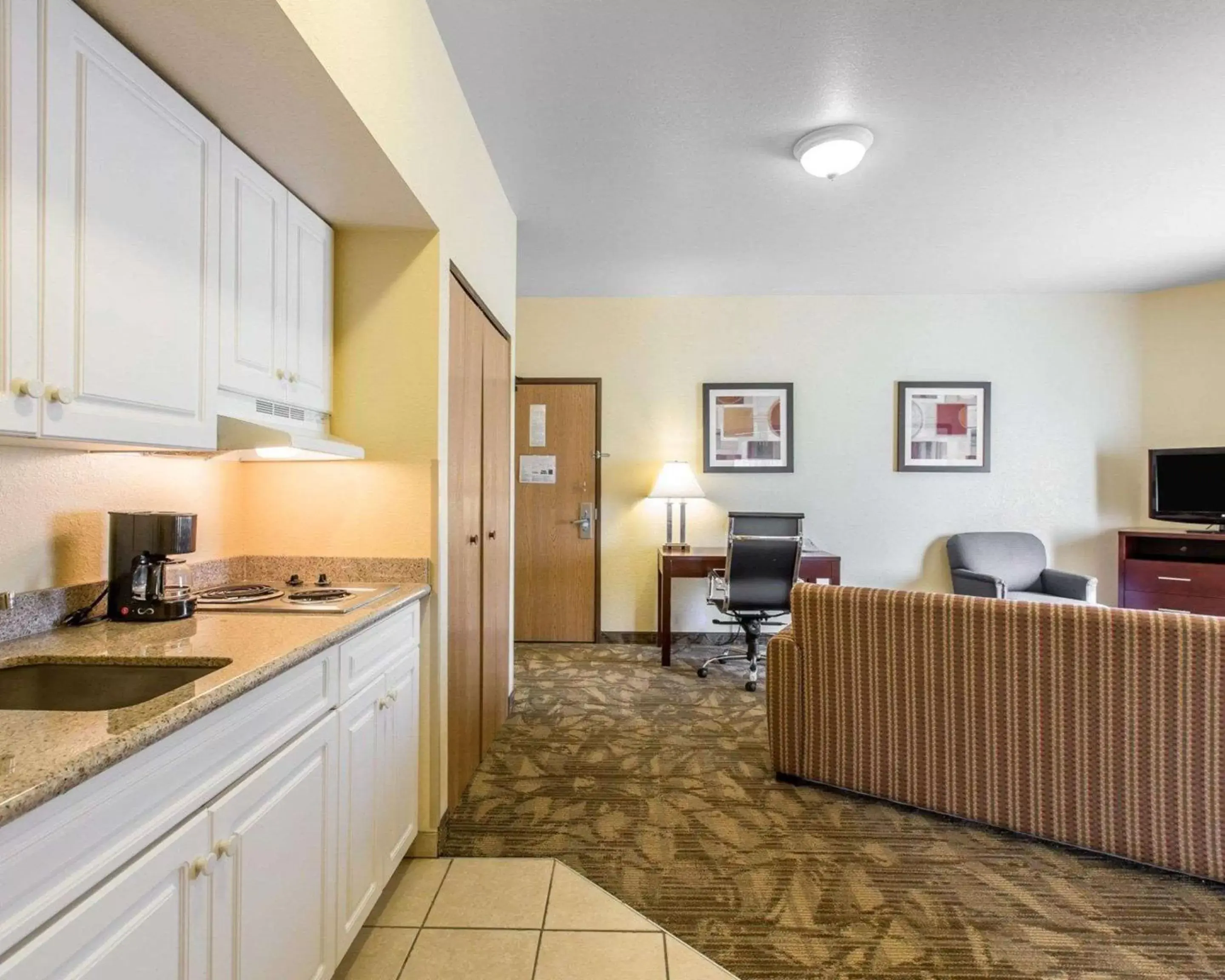 Photo of the whole room, Kitchen/Kitchenette in Comfort Suites Palm Desert I-10