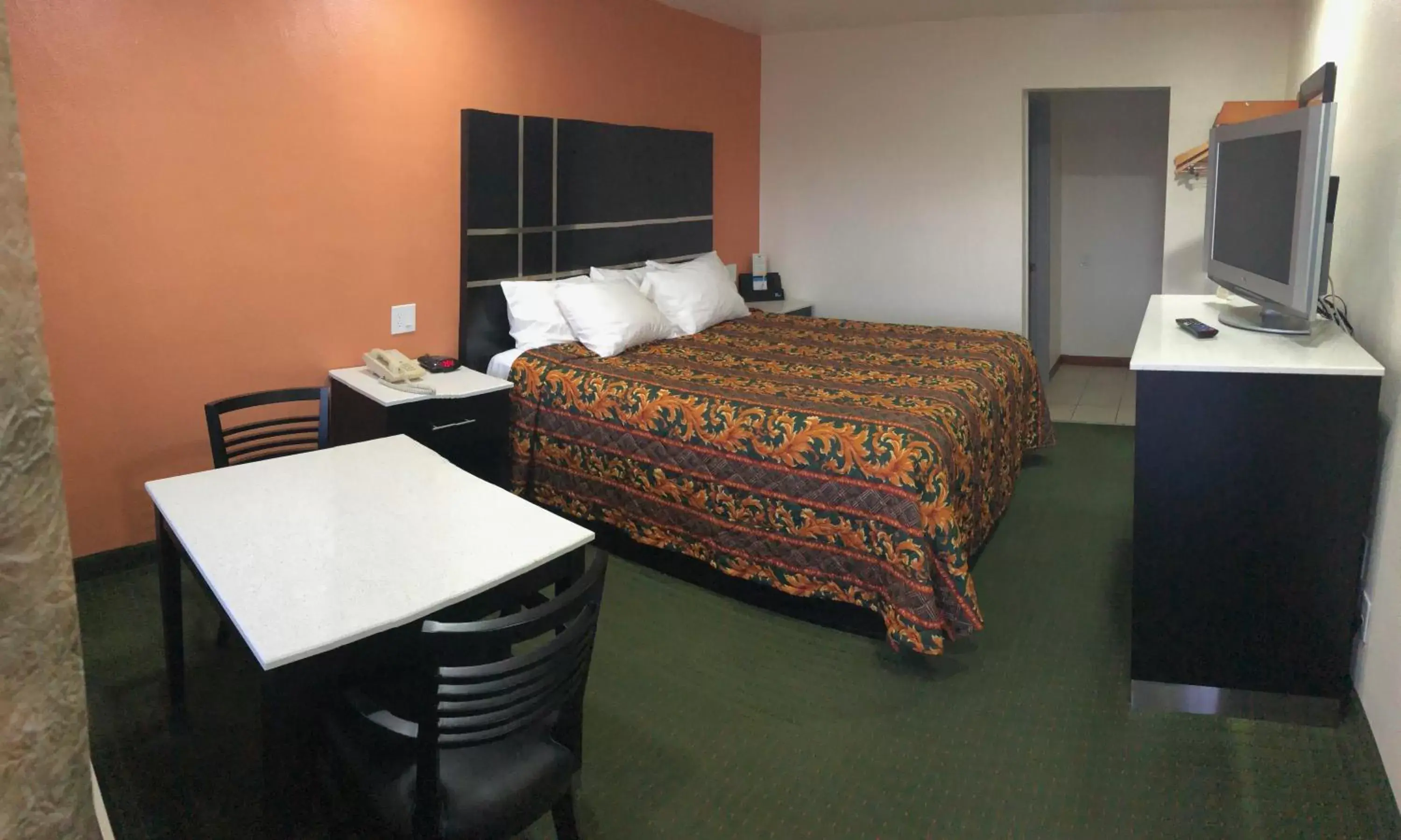 Photo of the whole room, Bed in Days Inn by Wyndham Oroville