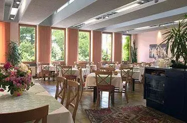 Restaurant/Places to Eat in Albergo Ristorante Della Torre