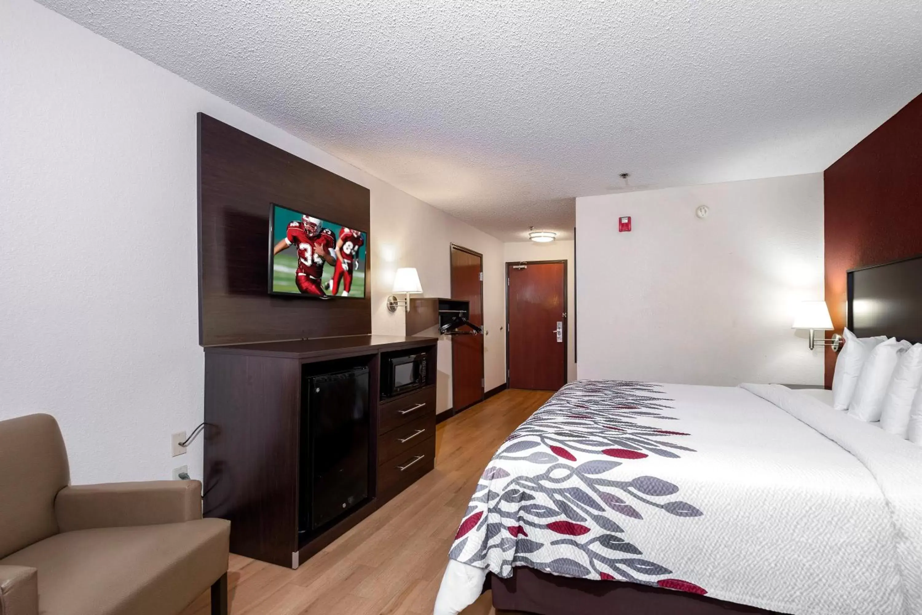 Bedroom, TV/Entertainment Center in Red Roof Inn & Suites Dover Downtown