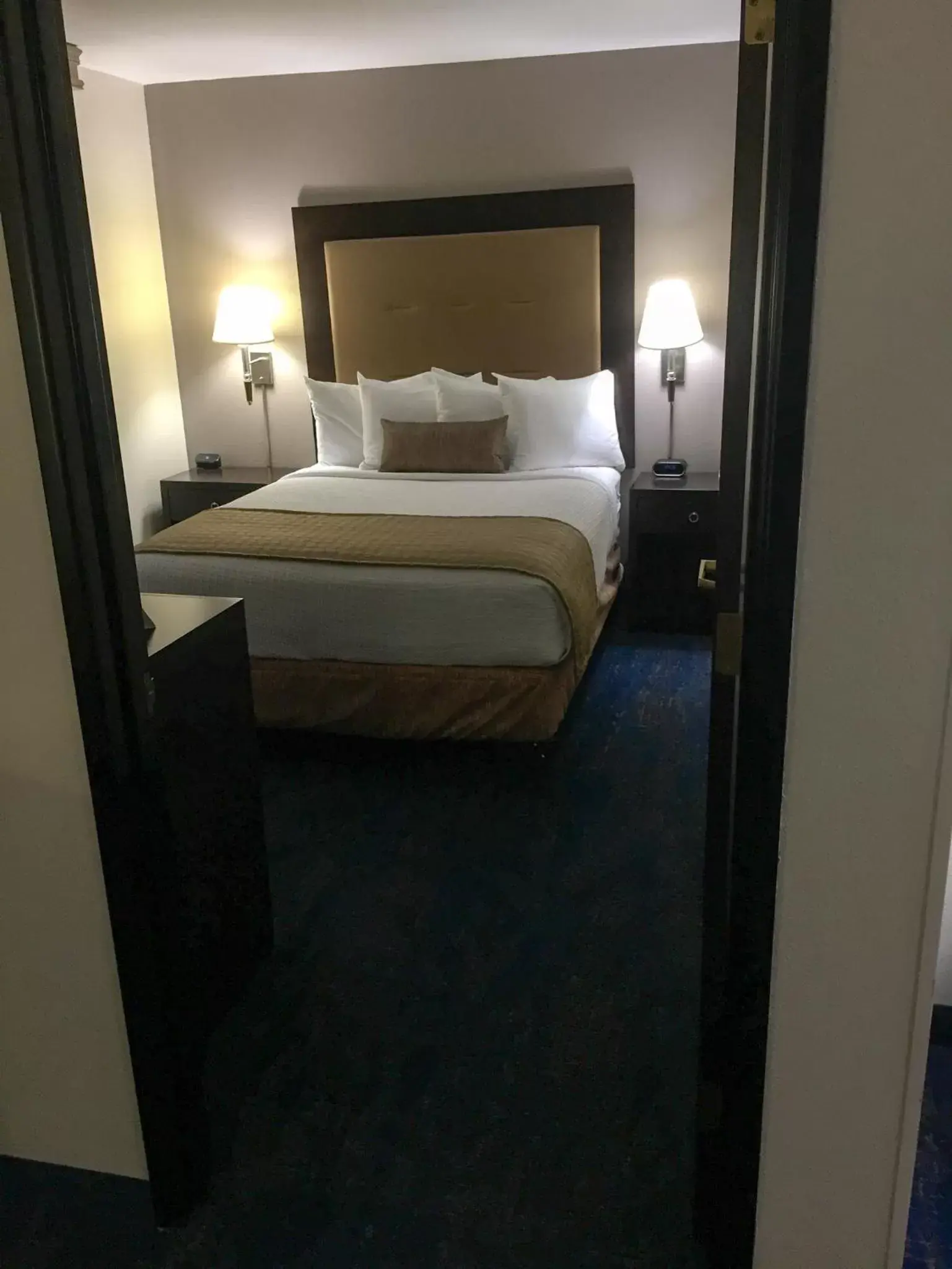 Bed in Best Western Plus Portland Airport Hotel & Suites