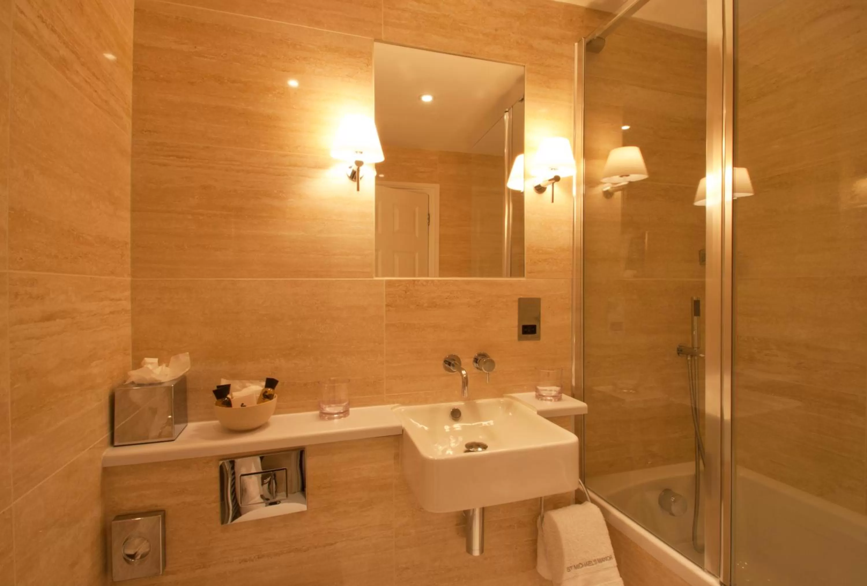 Bathroom in St Michael's Manor Hotel - St Albans