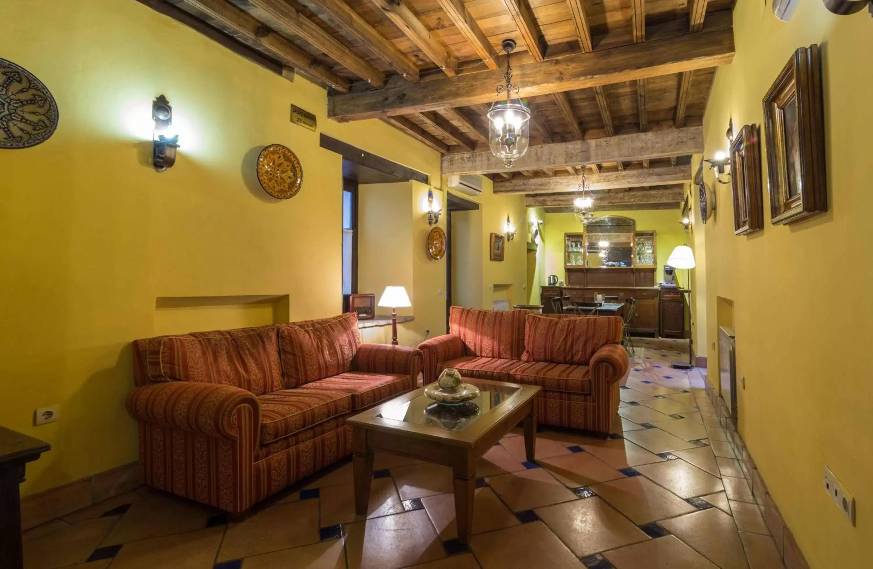 Communal lounge/ TV room, Seating Area in Casa del Capitel Nazarí