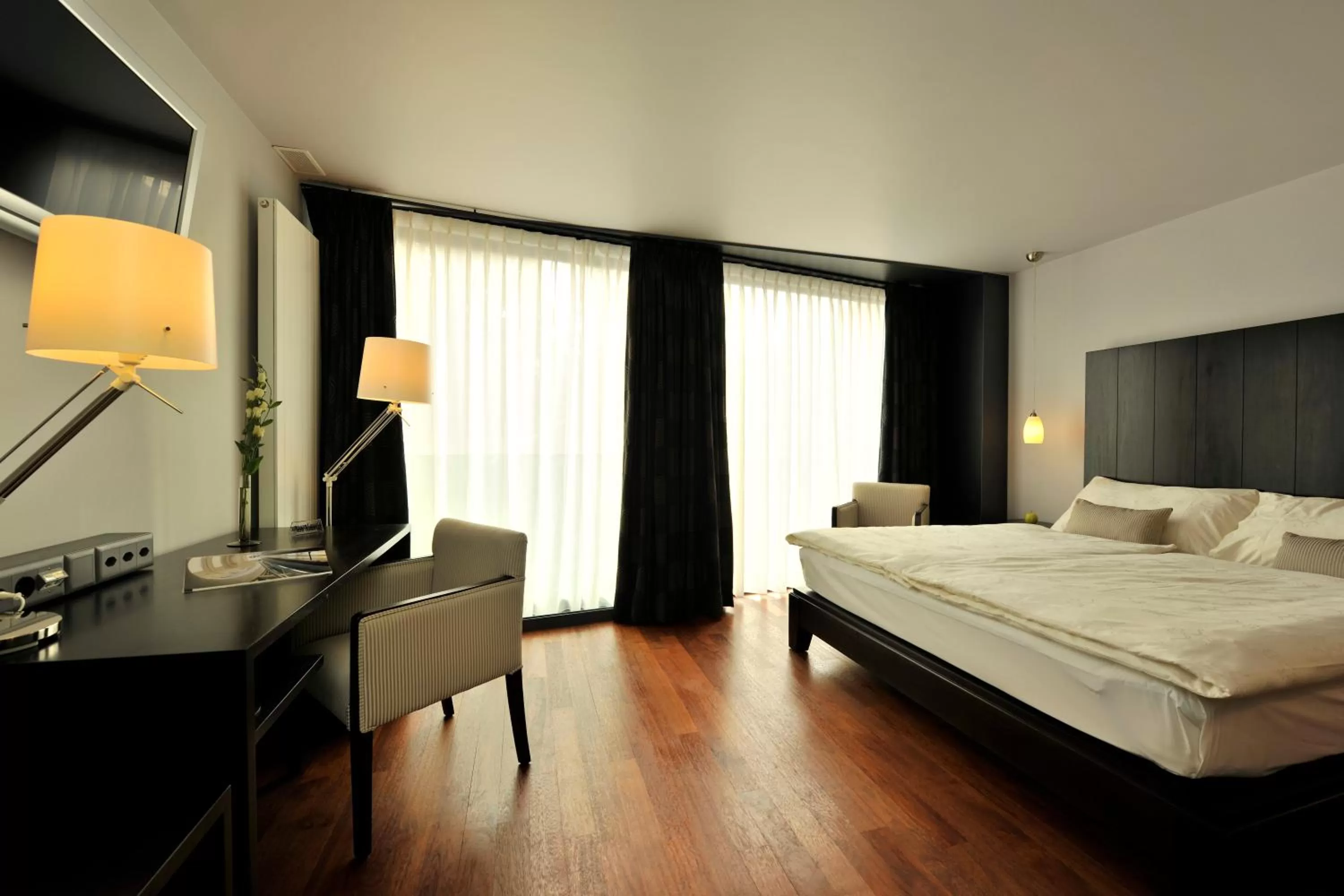 Photo of the whole room, Bed in Hôtel du Théâtre, Boutique Hôtel