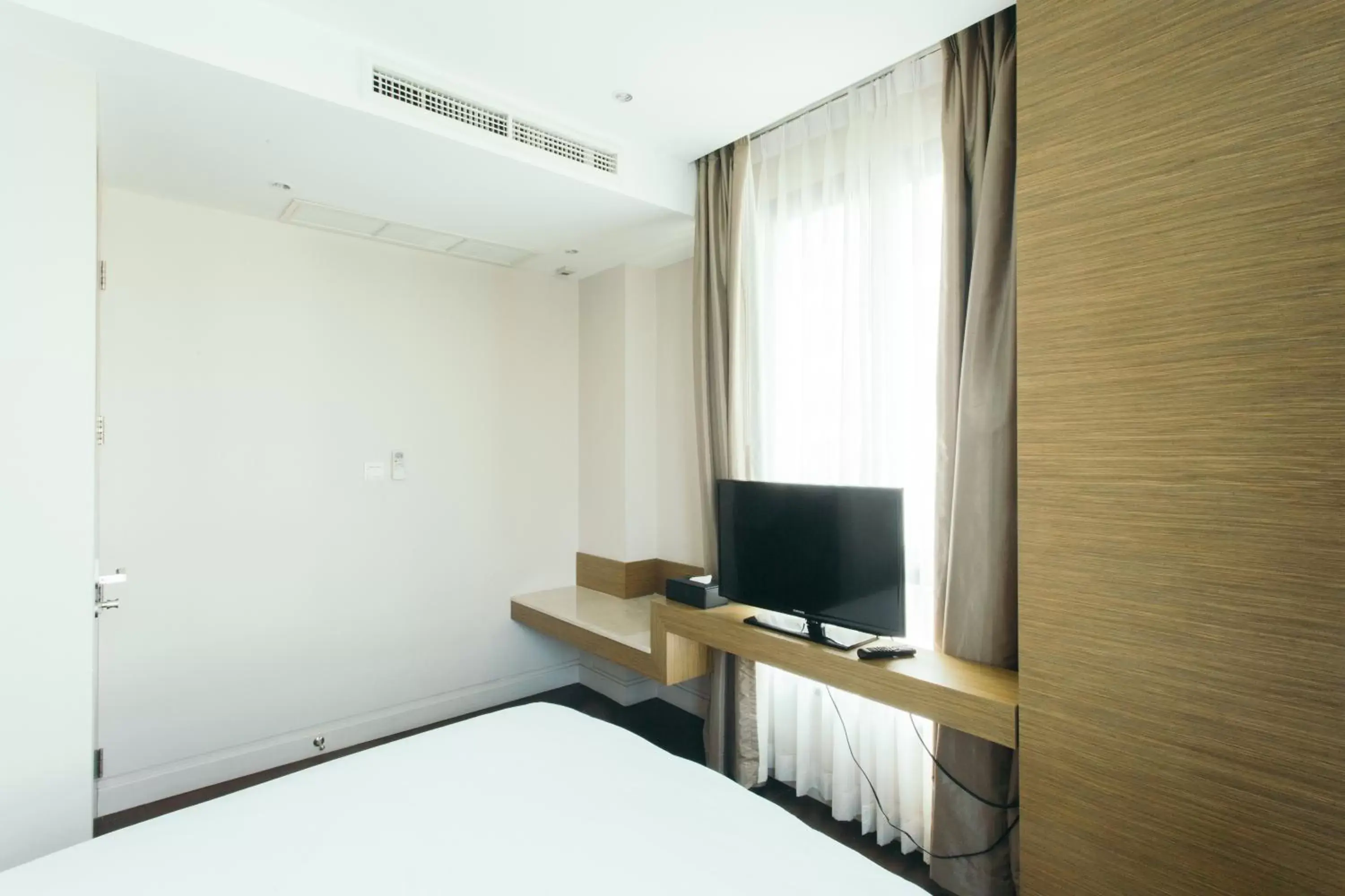 Bedroom, TV/Entertainment Center in Thomson Residence Hotel