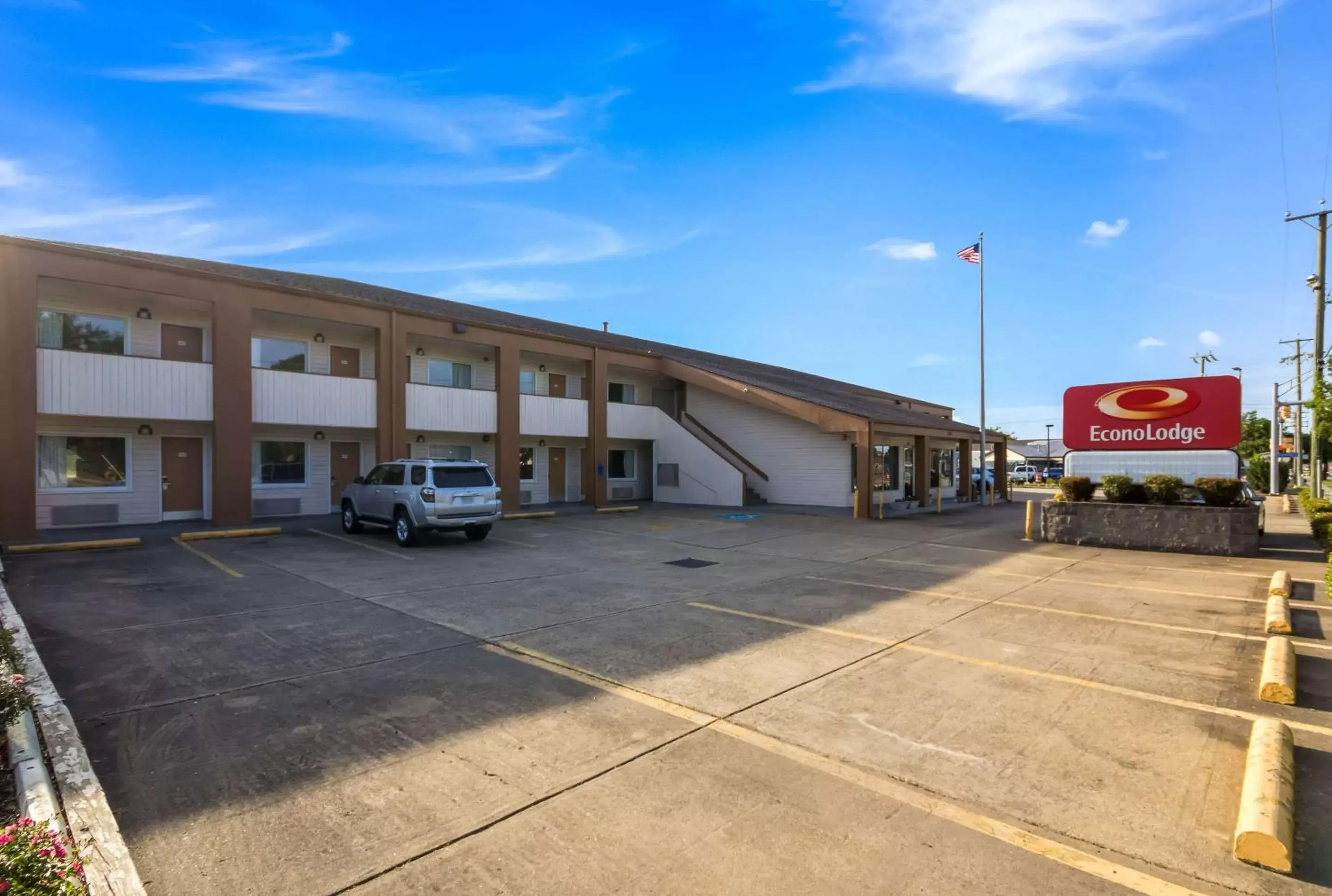 Property Building in Econo Lodge Little Creek