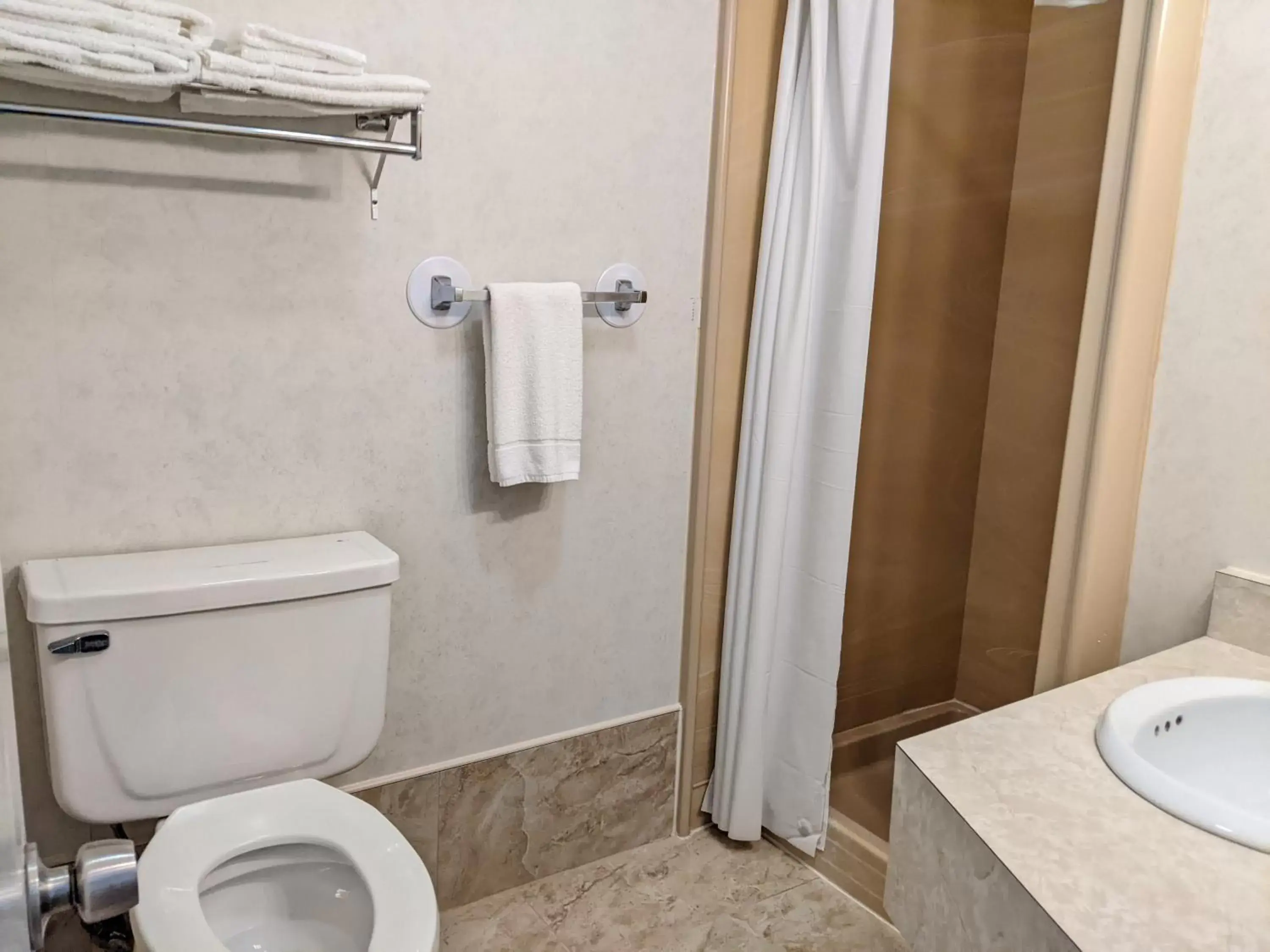 Shower, Bathroom in South Side Inn - Burlington