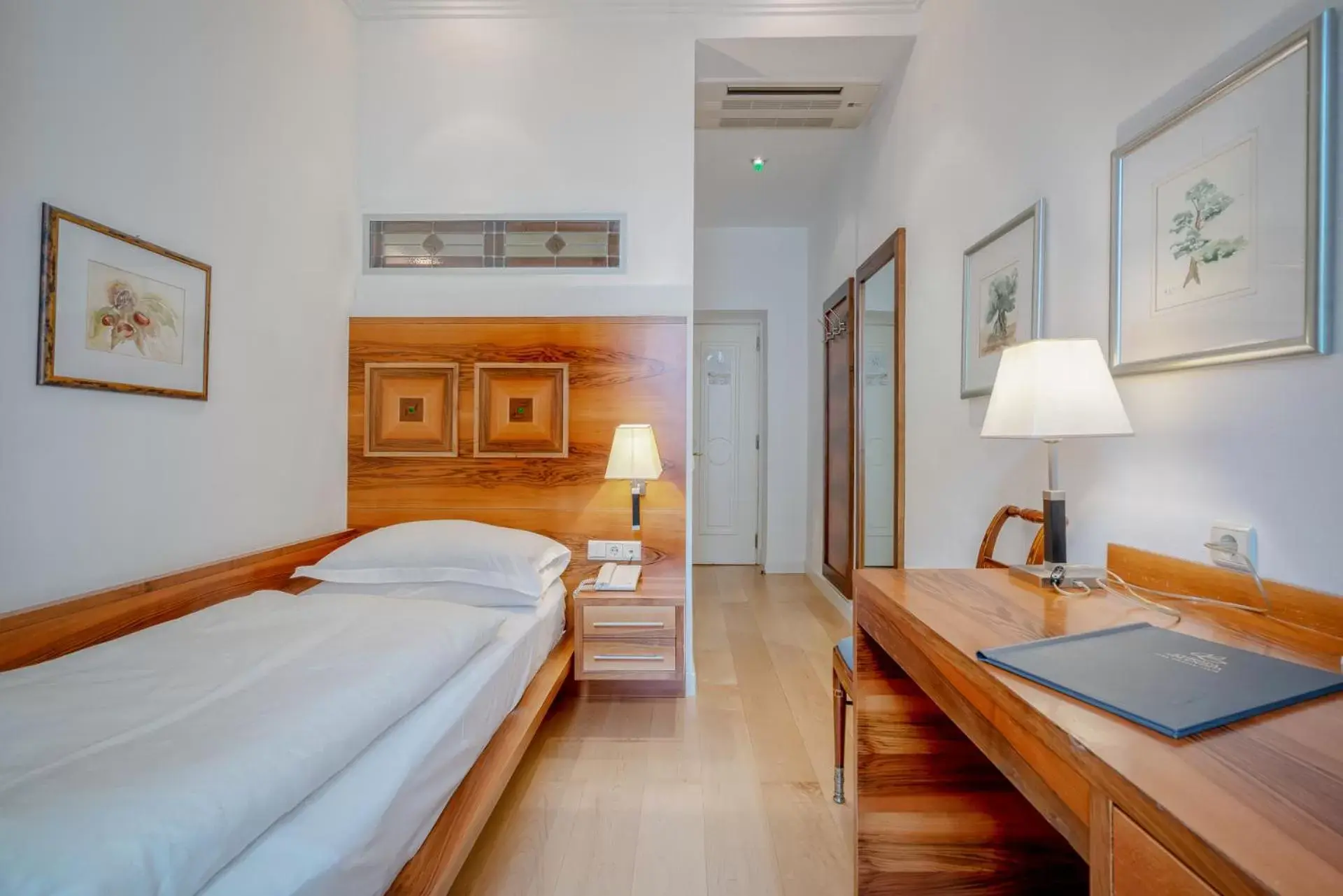 Small Single Room in Hotel Europa Splendid Small Single Room in Hotel Europa Splendid