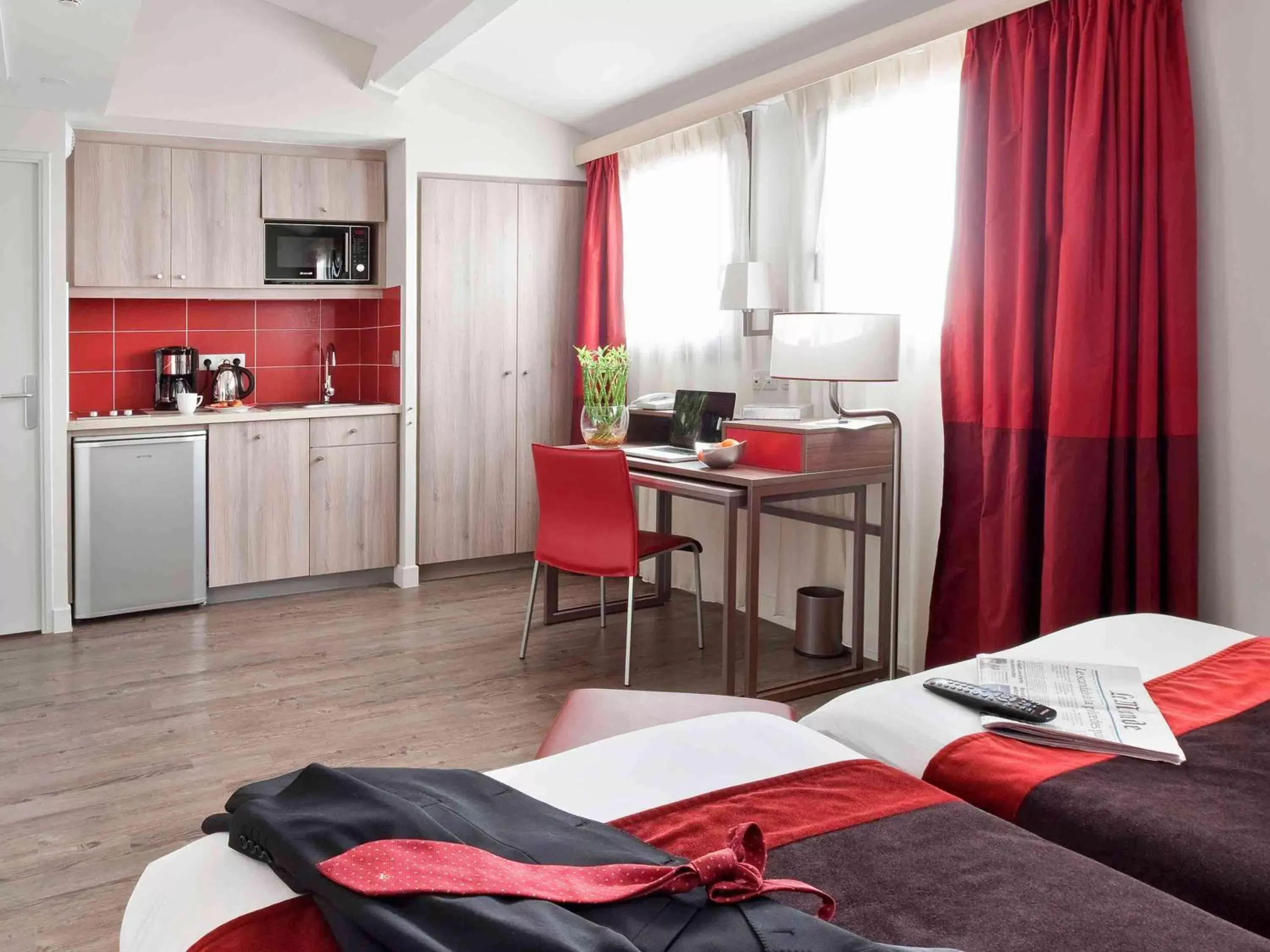 Photo of the whole room, Kitchen/Kitchenette in Aparthotel Adagio Aix-en-Provence Centre