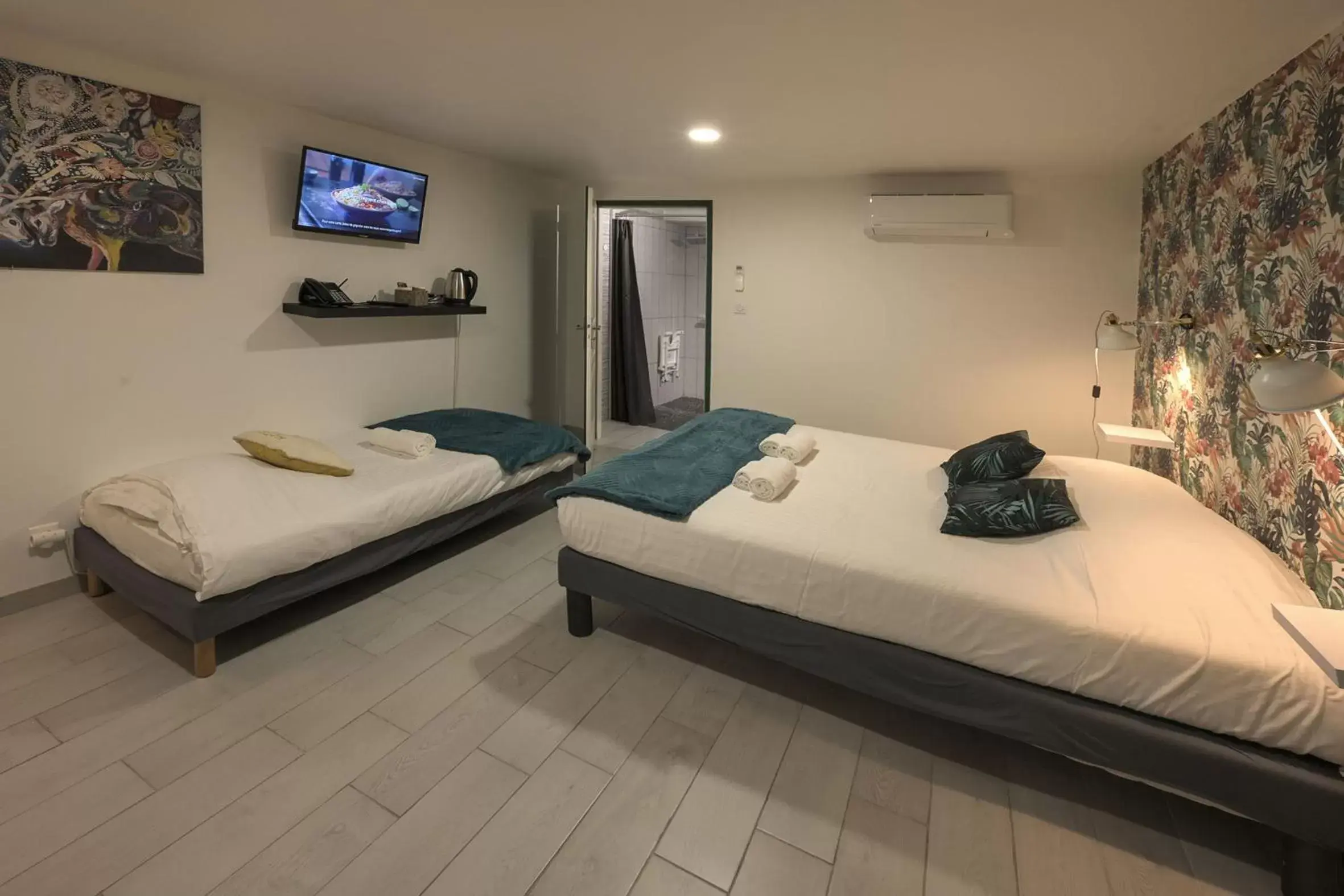 Triple Room - single occupancy - Disability Access in Hotel De La Croisée Triple Room - single occupancy - Disability Access in Hotel De La Croisée