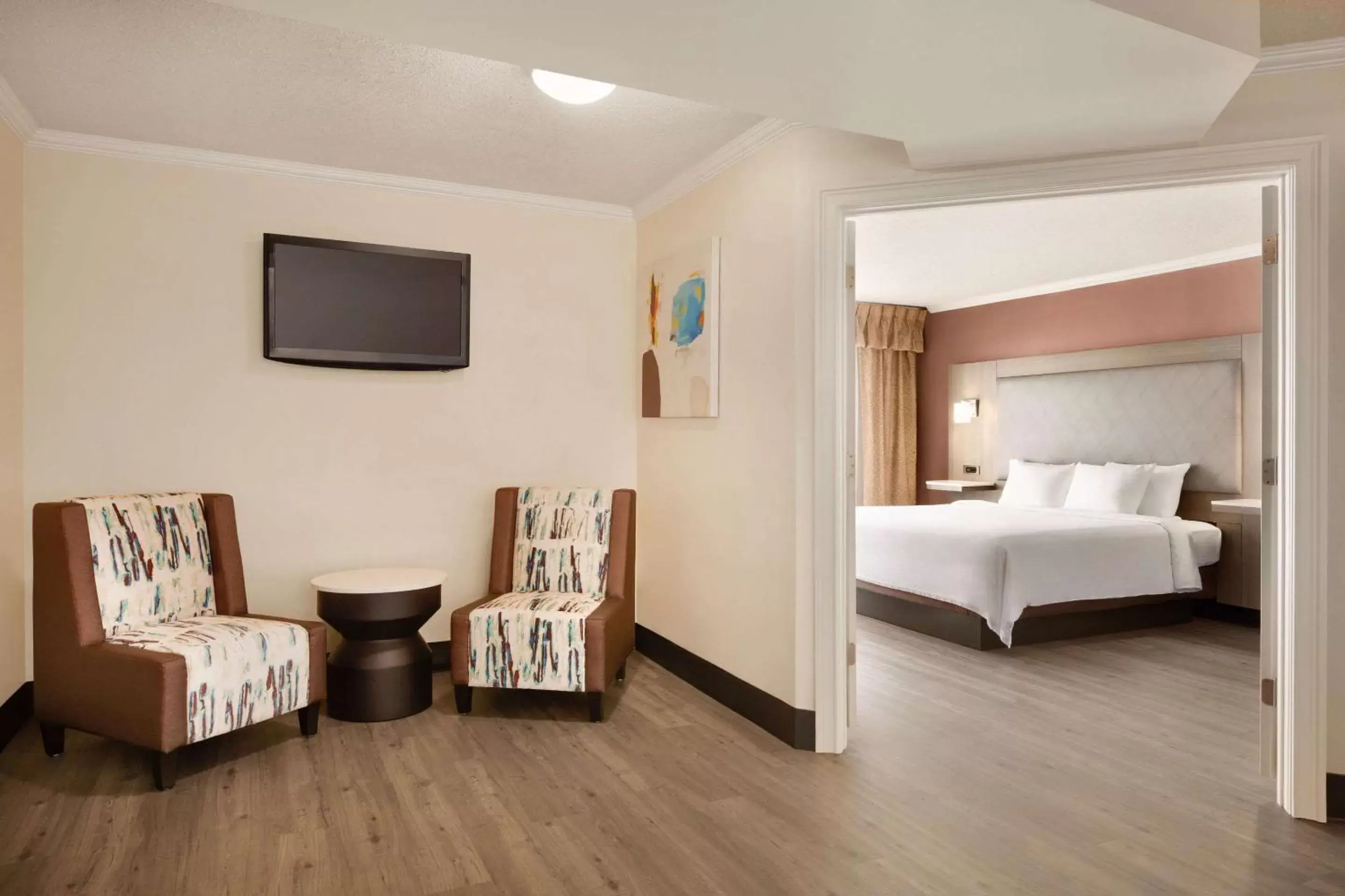 Bedroom, Seating Area in Radisson Hotel Lenexa Overland Park