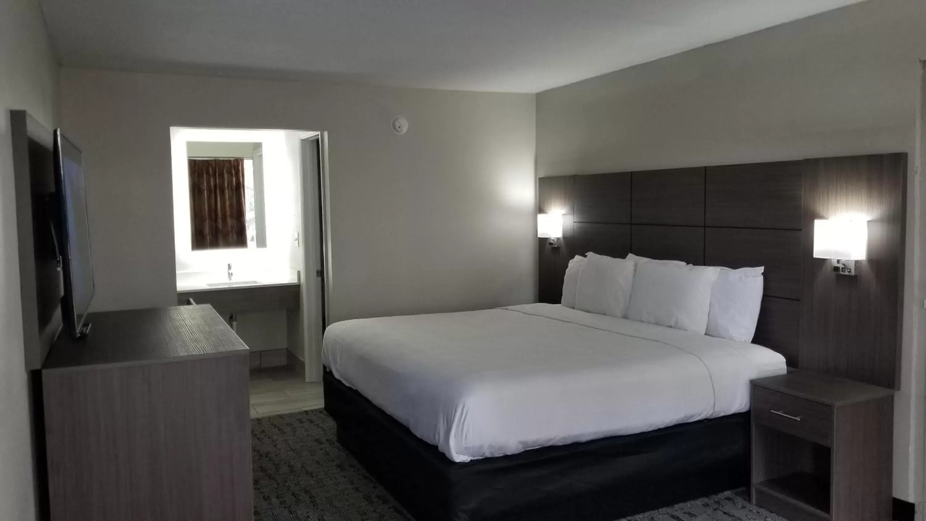 Bed in Days Inn & Suites by Wyndham Charleston Airport West