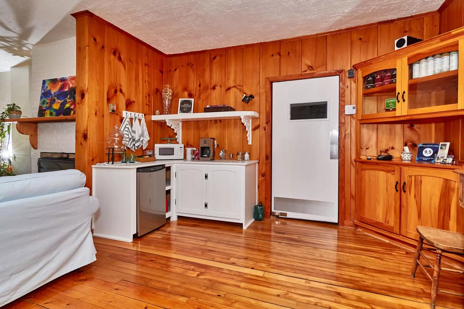 Seating area, Kitchen/Kitchenette in Auberge de la Tour et Spa