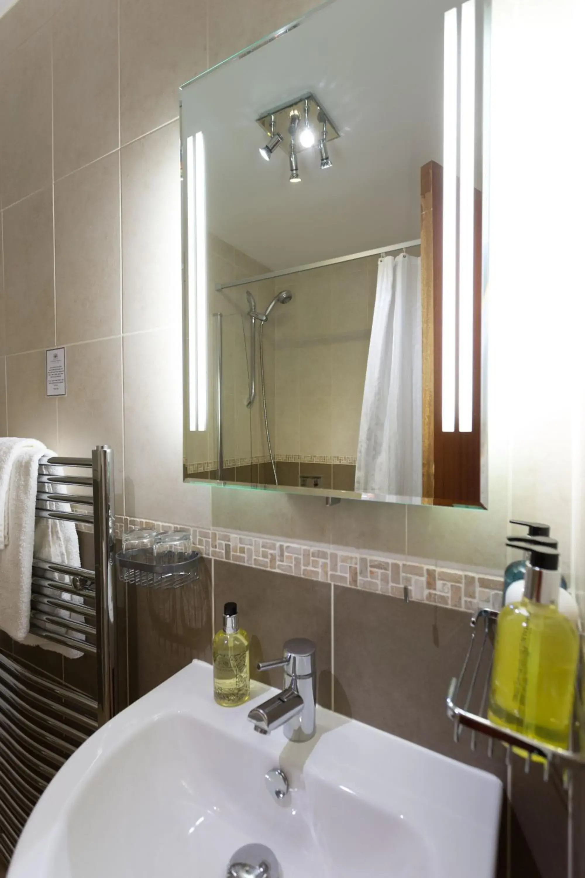 Bathroom in Best Western Sysonby Knoll