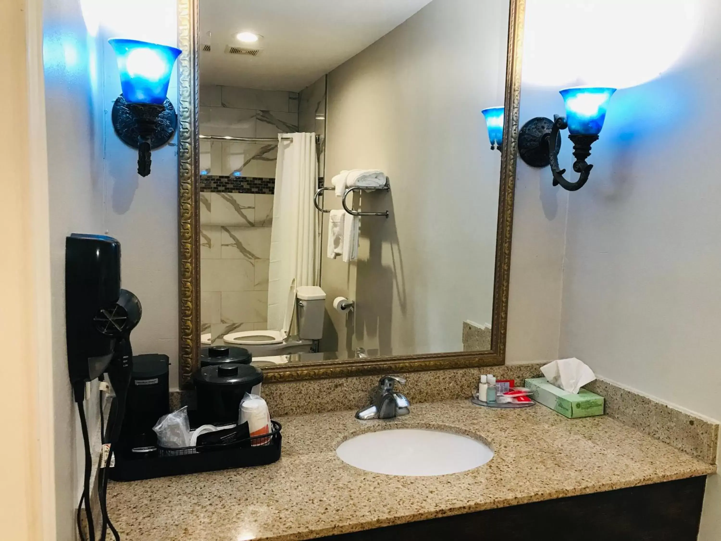 Bathroom in Summit Inn - Houston Medical Center - NRG Park