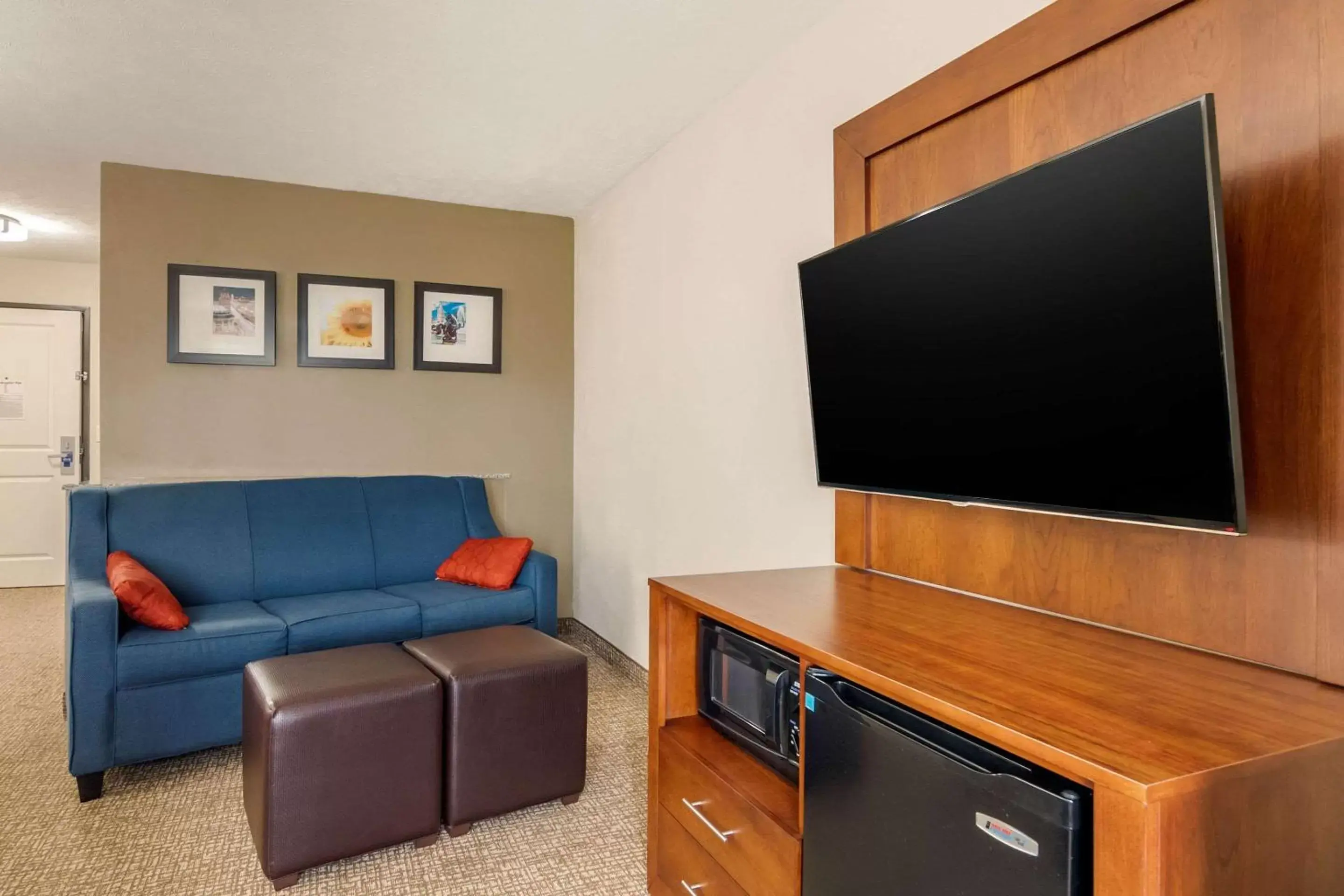 Photo of the whole room, TV/Entertainment Center in Comfort Suites Speedway - Kansas City