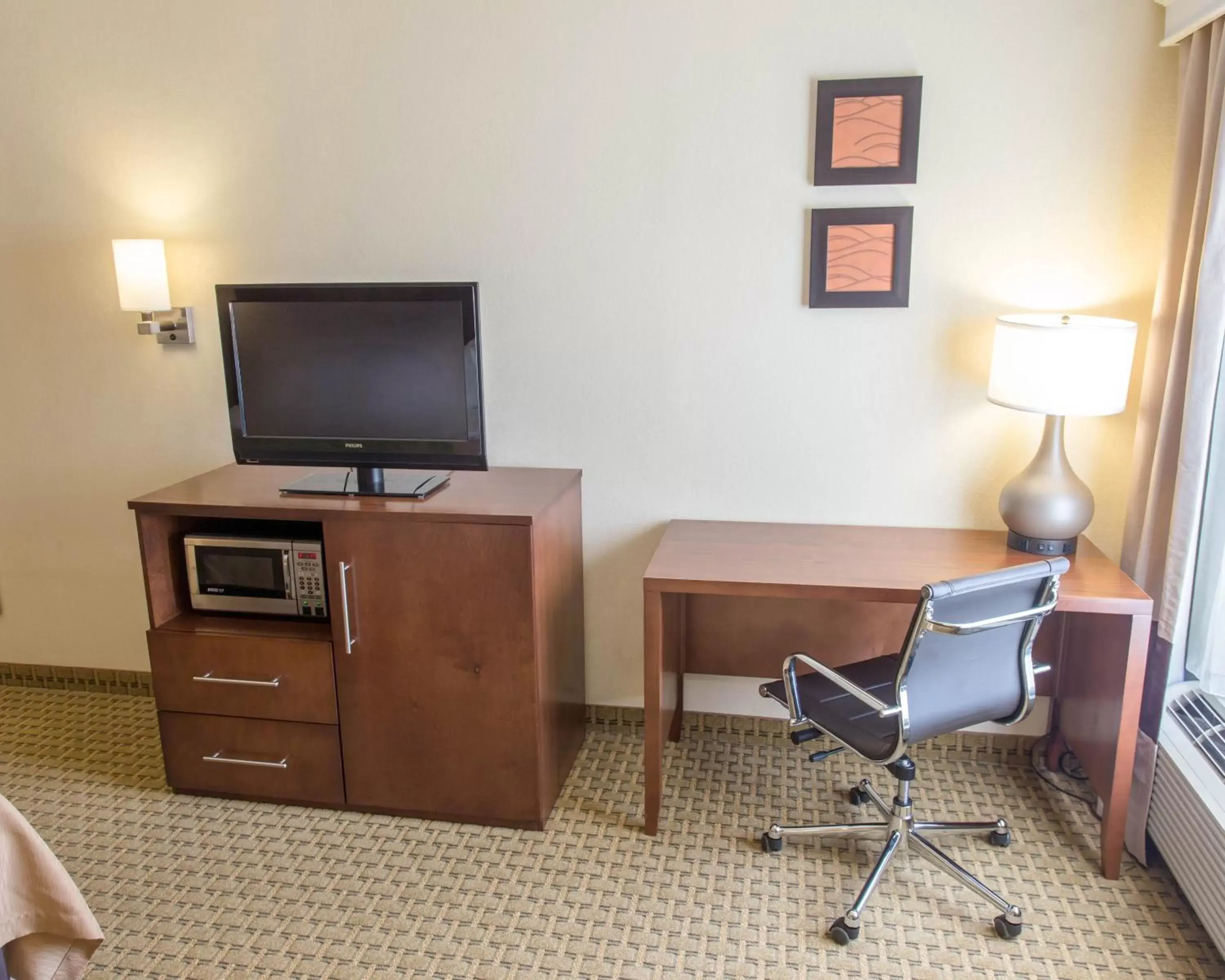 TV and multimedia, Seating Area in Comfort Inn Hammond