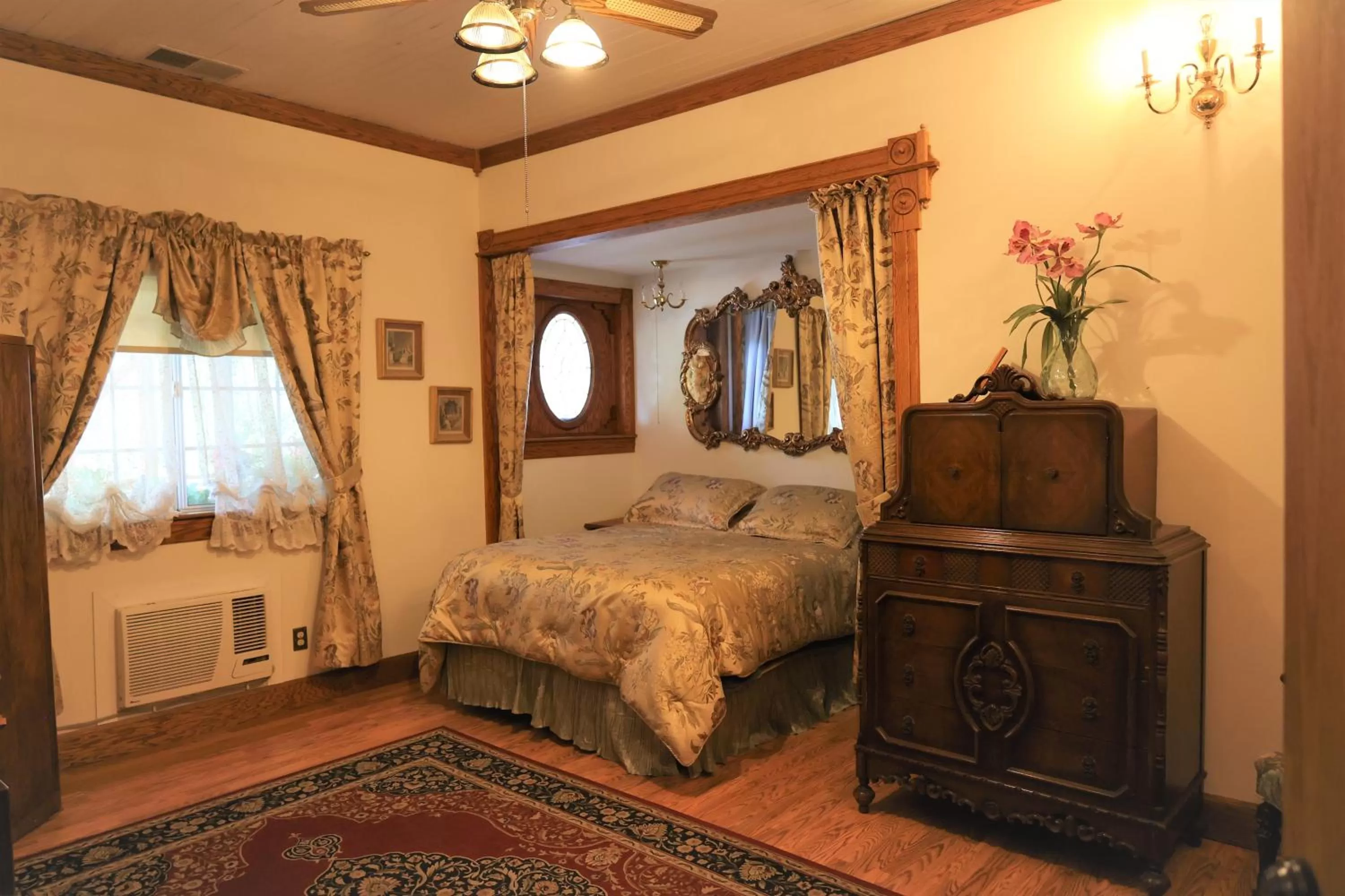 Bedroom, TV/Entertainment Center in Mariposa Hotel Inn