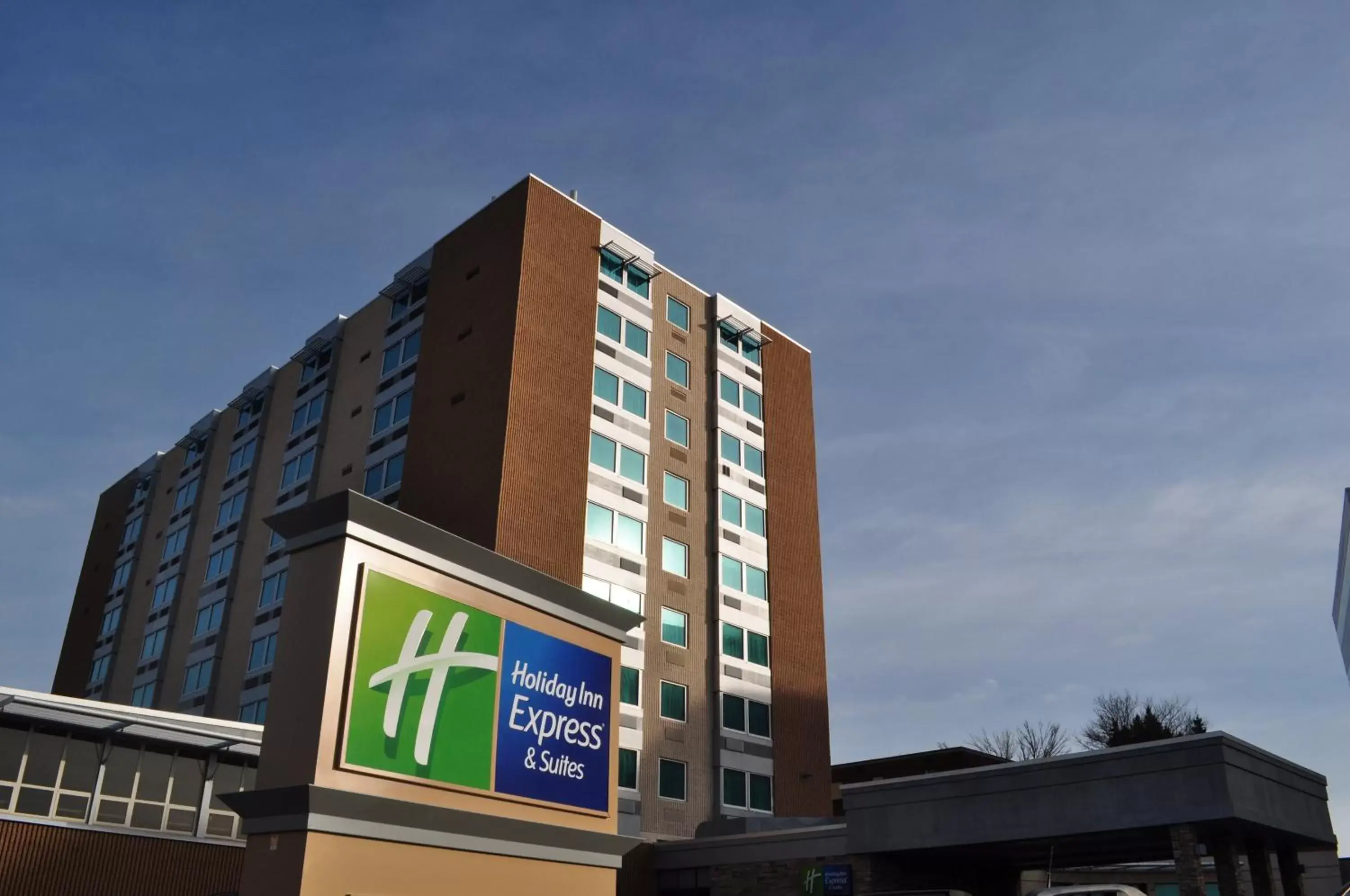 Property building in Holiday Inn Express Pittsburgh West - Greentree, an IHG Hotel