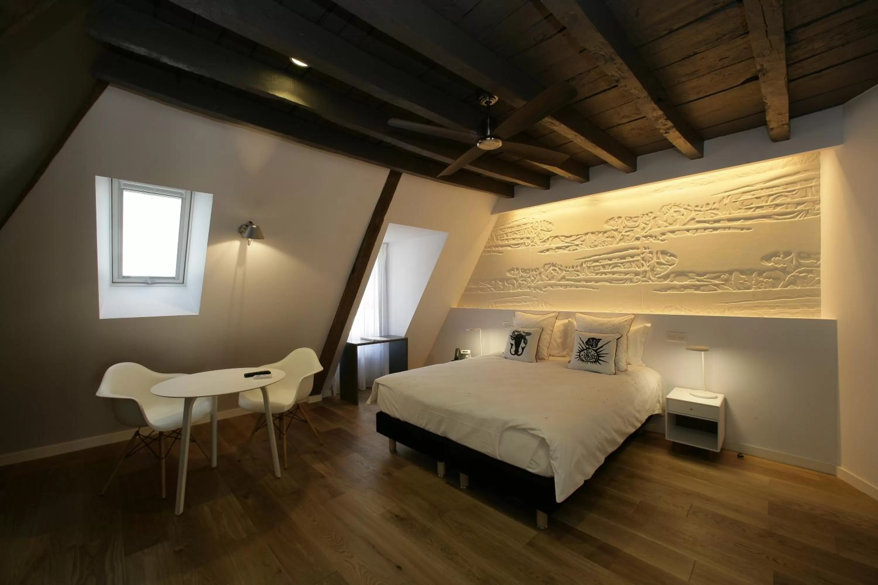 Dining area, Bed in Les Maisons du Pont - Charme & Caractère