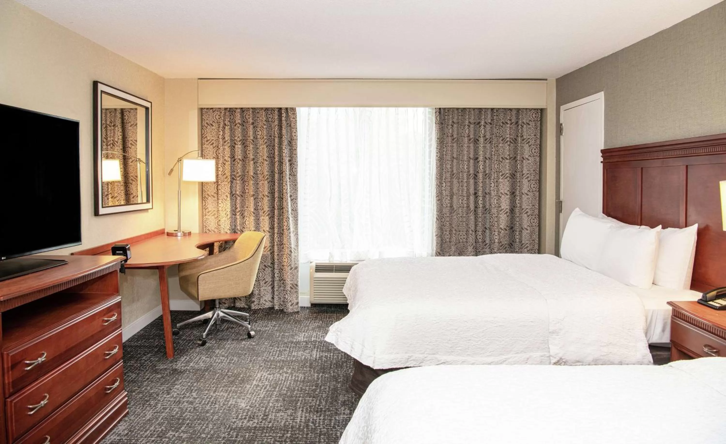 Bedroom, Bed in Hampton Inn Parsippany