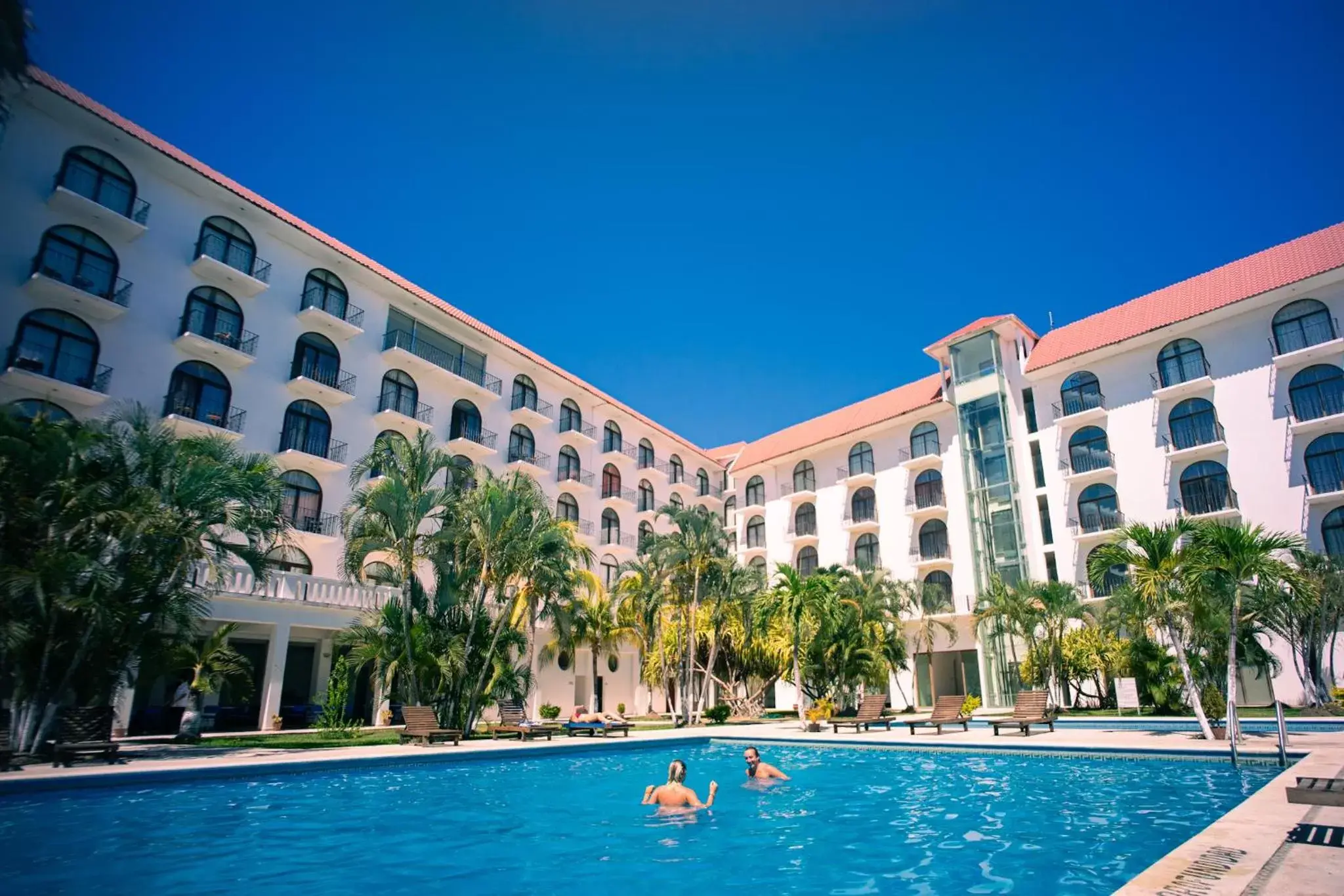 Property building, Swimming Pool in Hotel Caracol Plaza