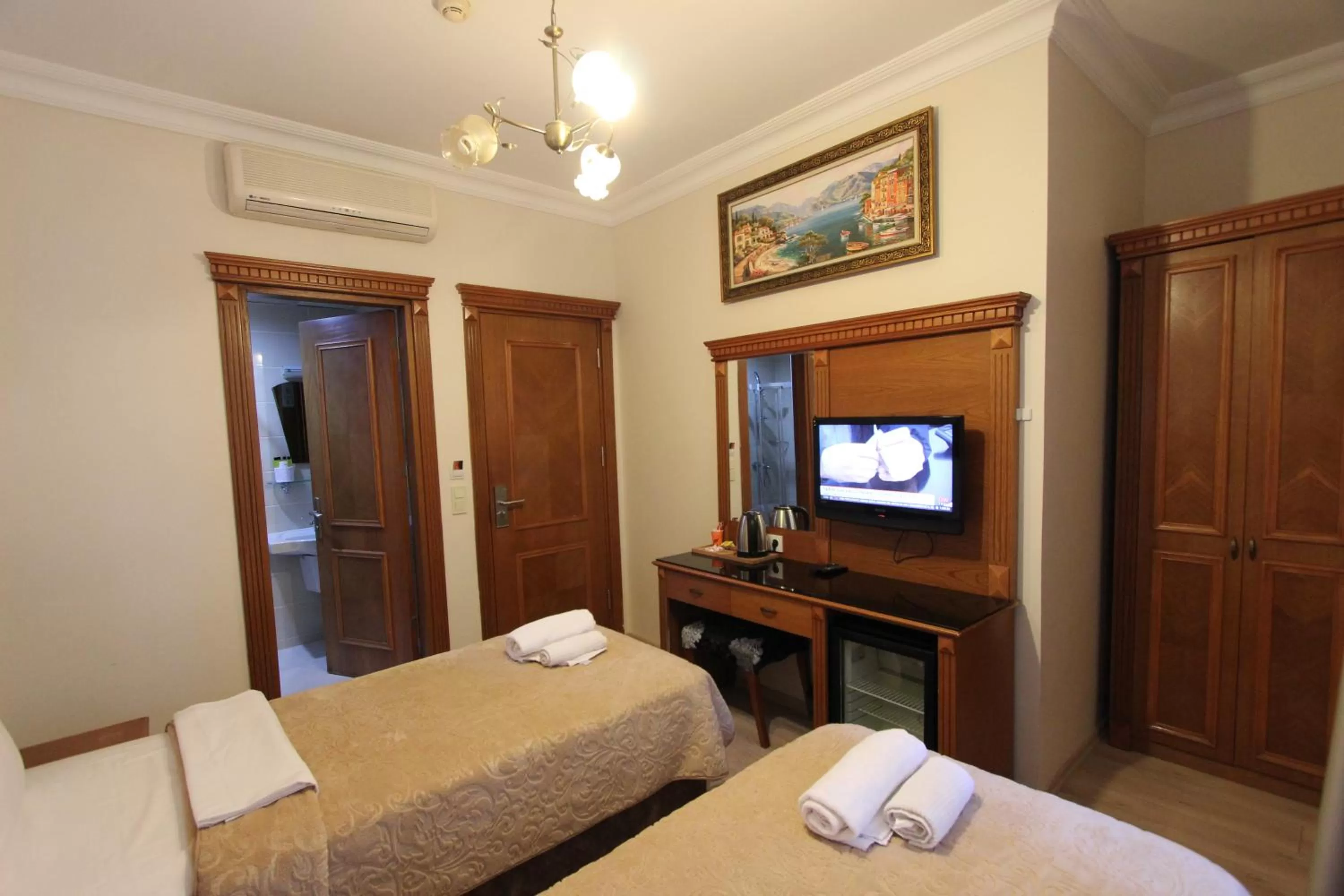 Photo of the whole room in Hotel New House