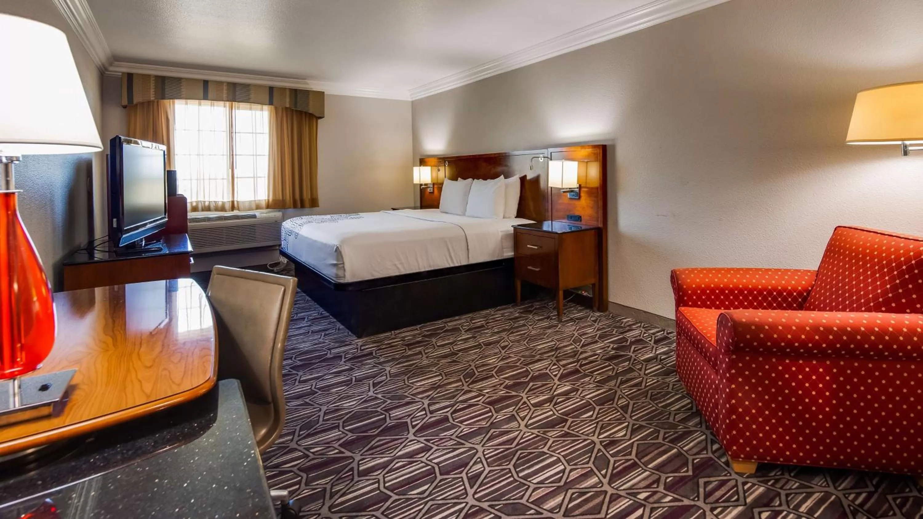 King Room with Roll-In Shower - Disability Access in SureStay Plus Hotel by Best Western Ft Worth Benbrook