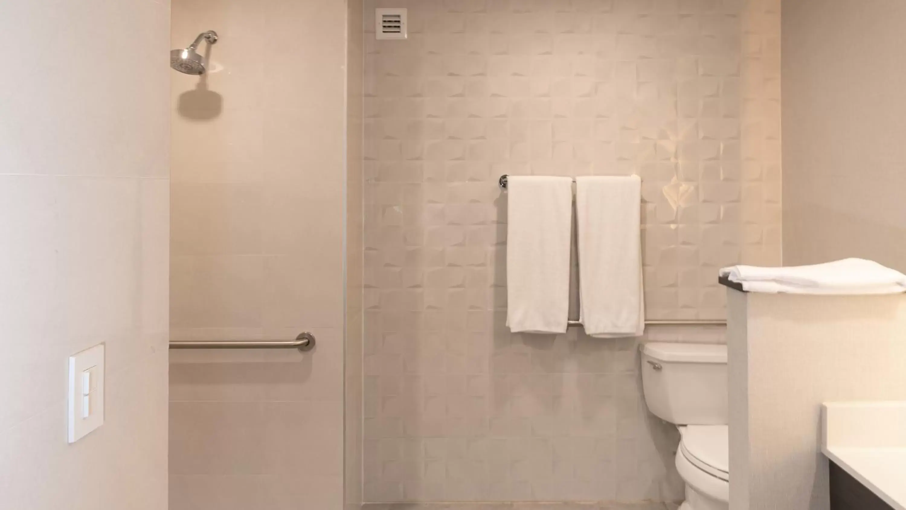 Bathroom in Holiday Inn Express & Suites - Tijuana Otay, an IHG Hotel