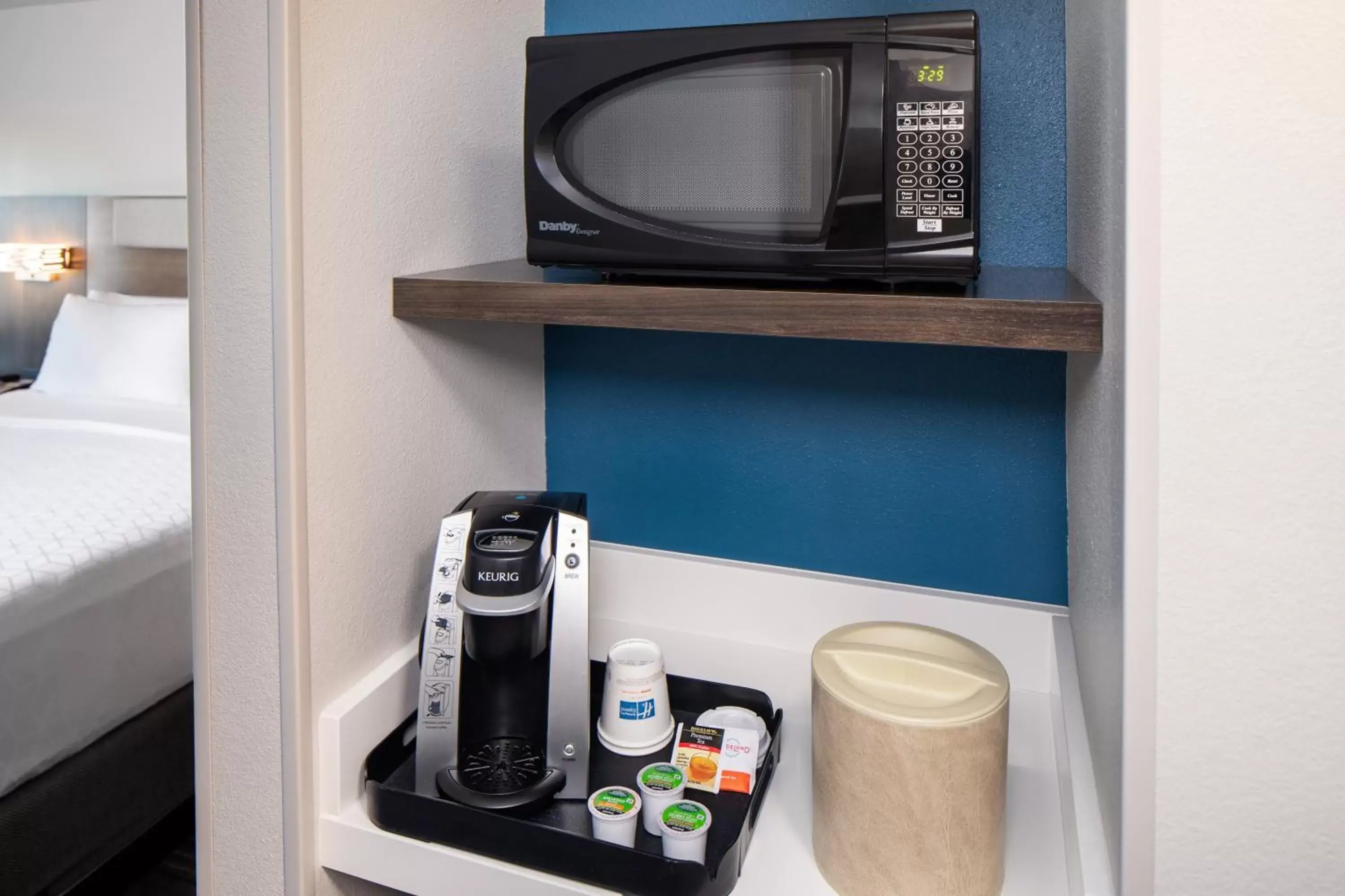 Photo of the whole room, Coffee/Tea Facilities in Holiday Inn Express and Suites Los Alamos Entrada Park, an IHG Hotel