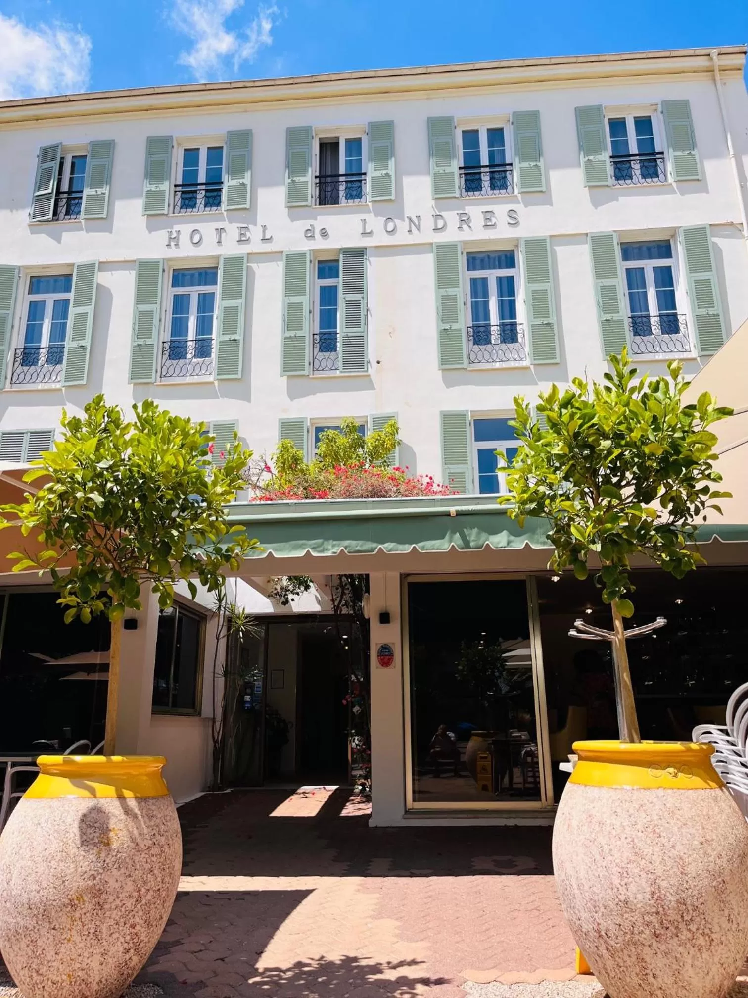 Property building in Hôtel De Londres