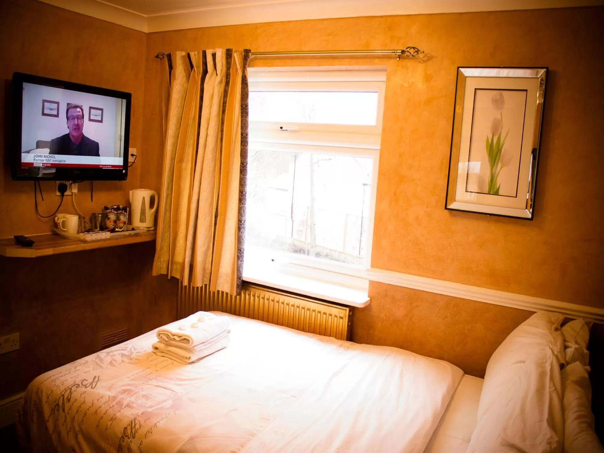 Photo of the whole room, Bed in Cricklewood Lodge Hotel