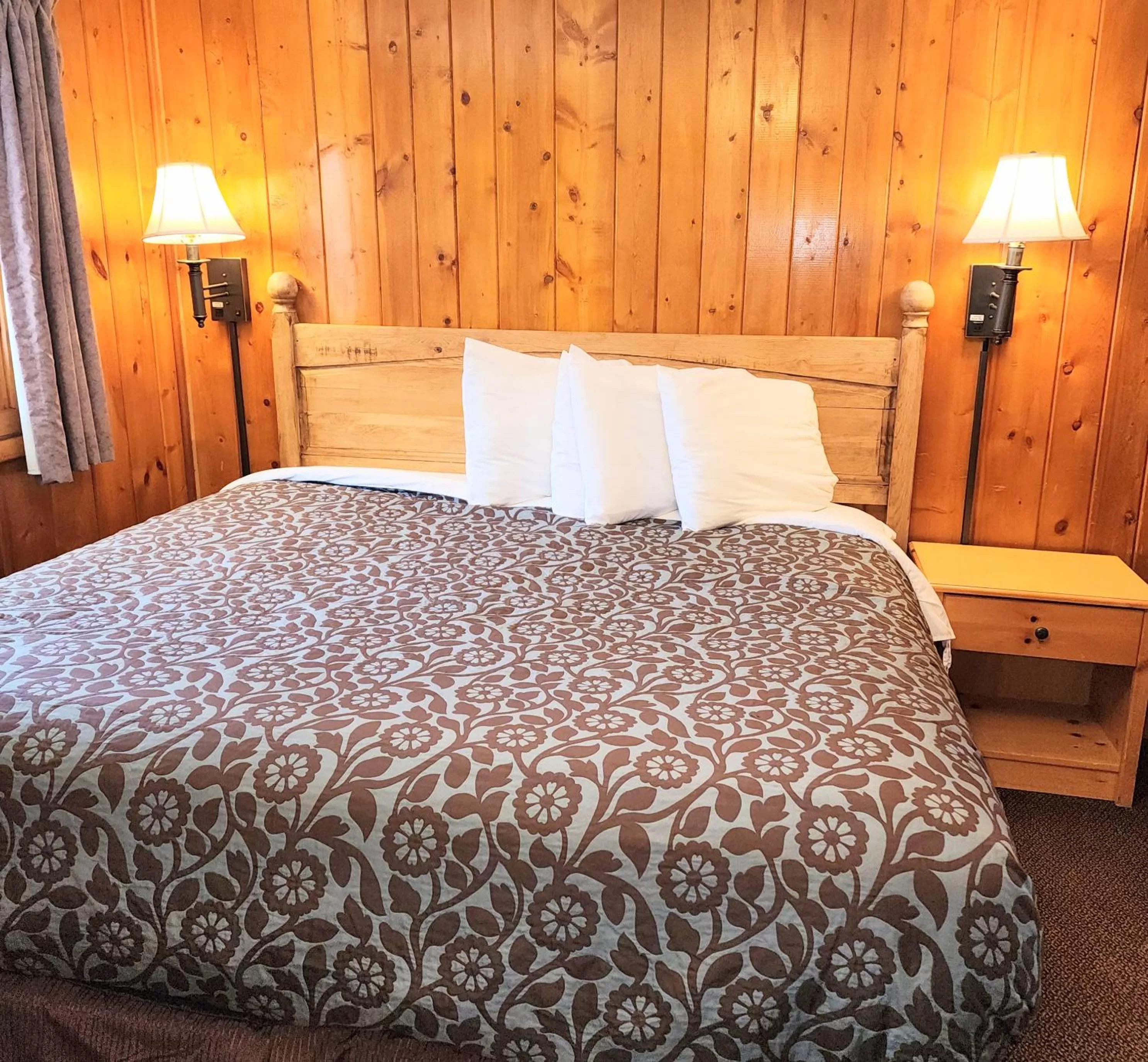 Bed in Canyon Motel near Rocky Mountain National Park