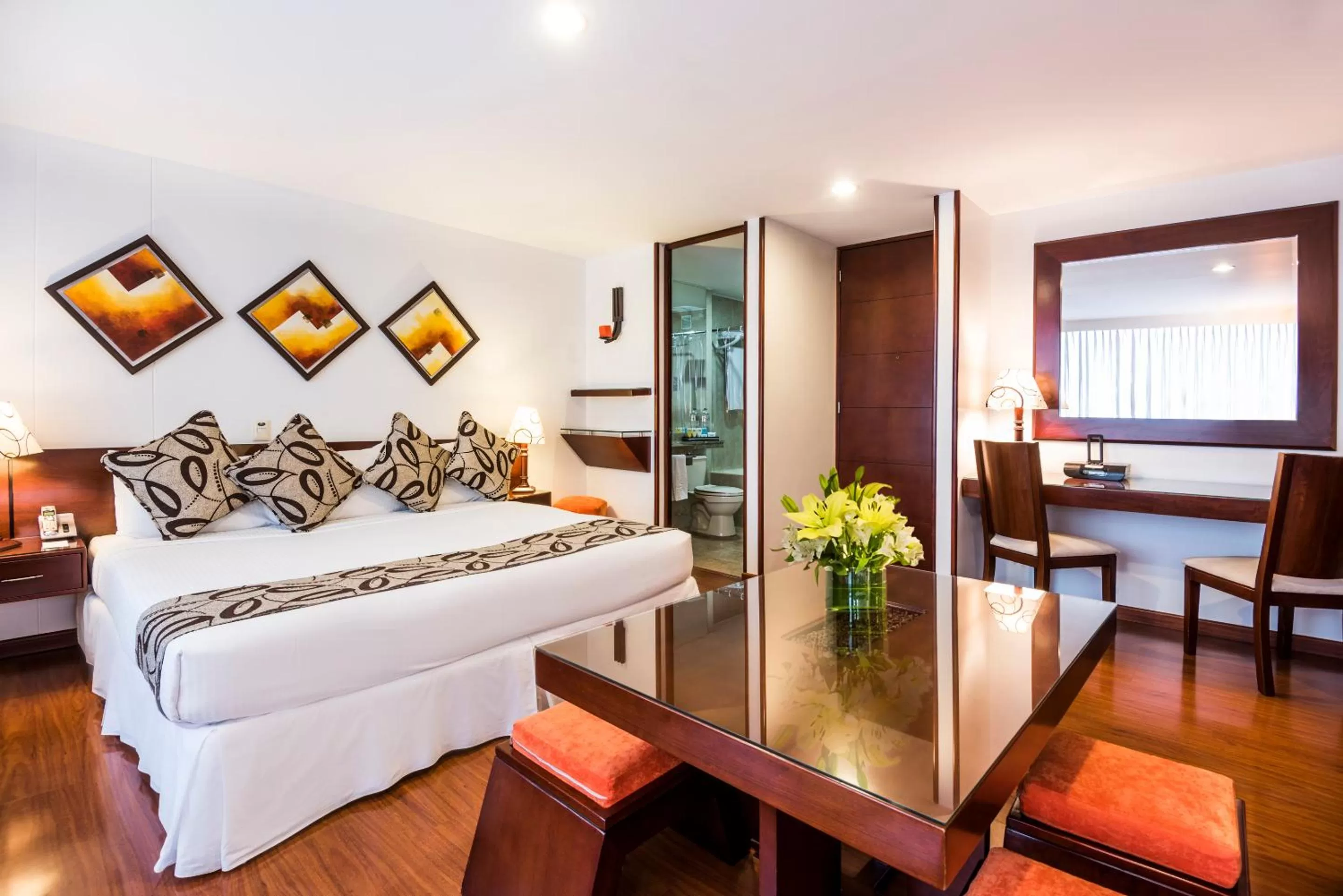 Photo of the whole room, Bed in Hotel Platinum Suite