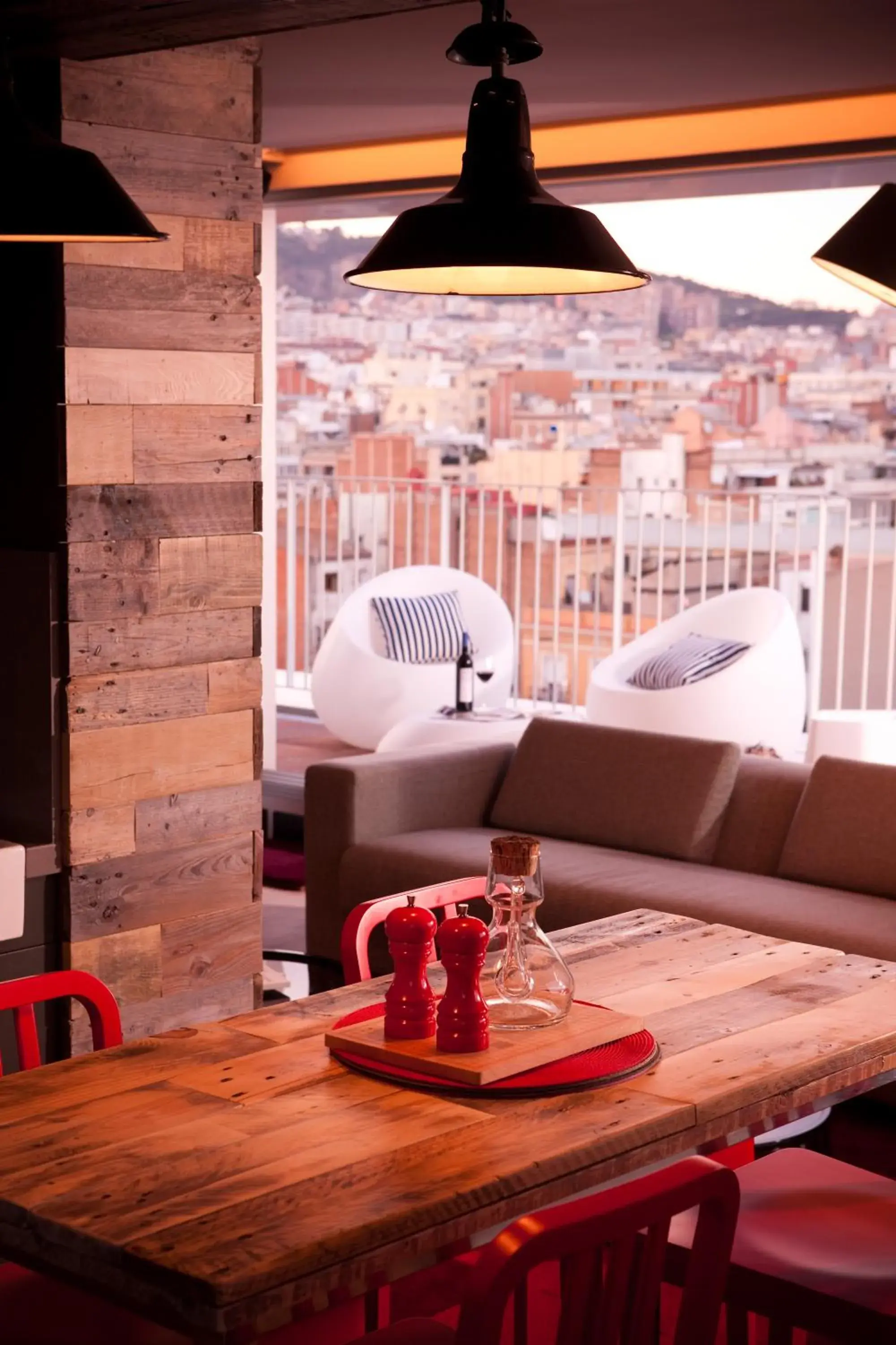 Dining area in Generator Barcelona
