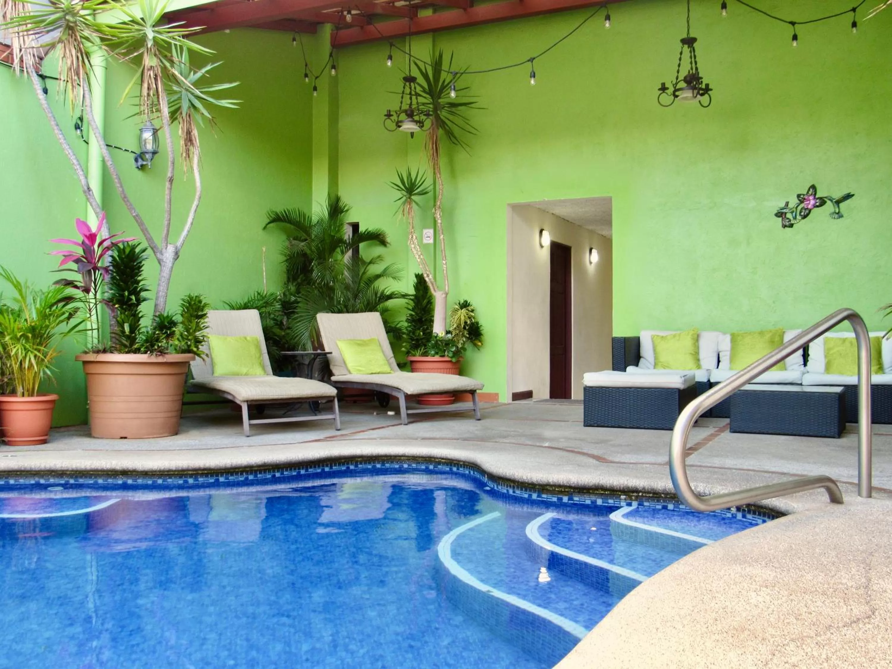 Swimming pool in Hotel La Guaria Inn & Suites